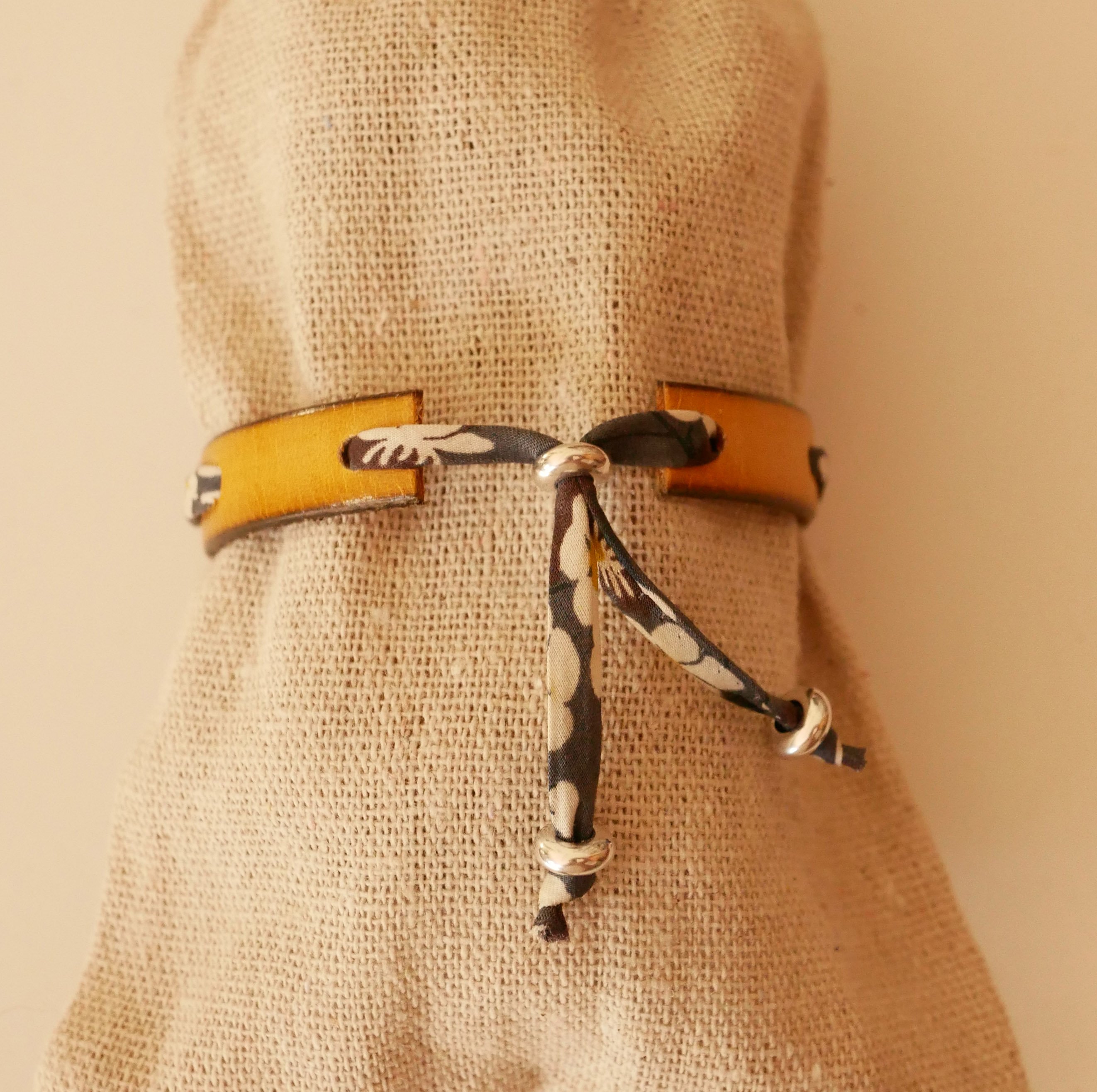 Pulseira Flor&acirc;me com fita Misti liberty cinzenta em pele mostarda