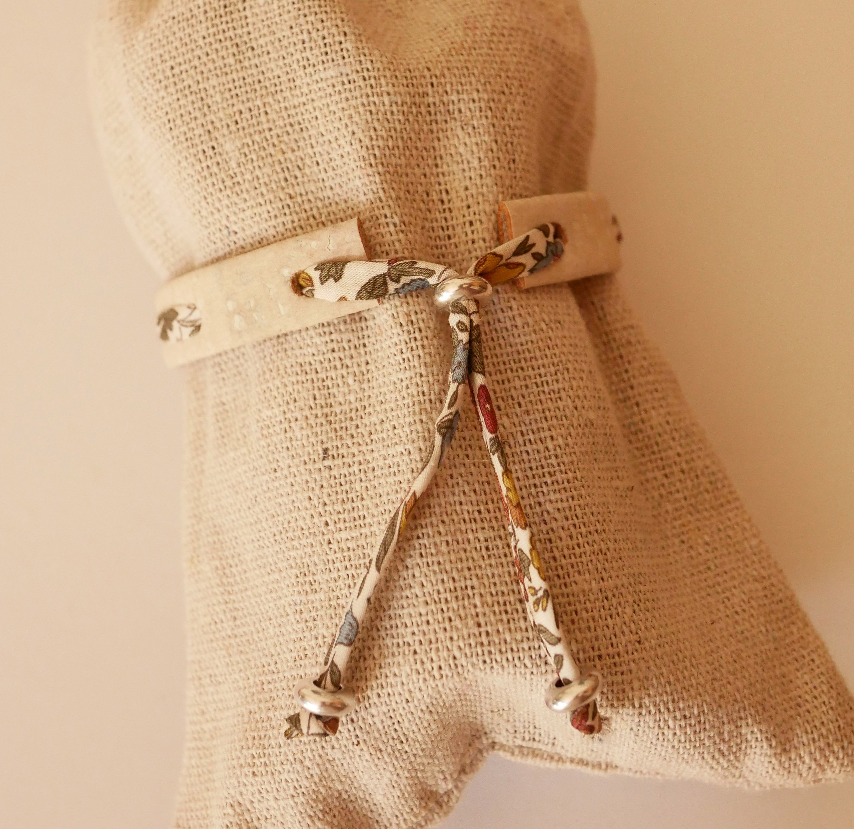 Pulseira de plantas Flor&acirc;me com fita Ava liberty em corti&ccedil;a branca