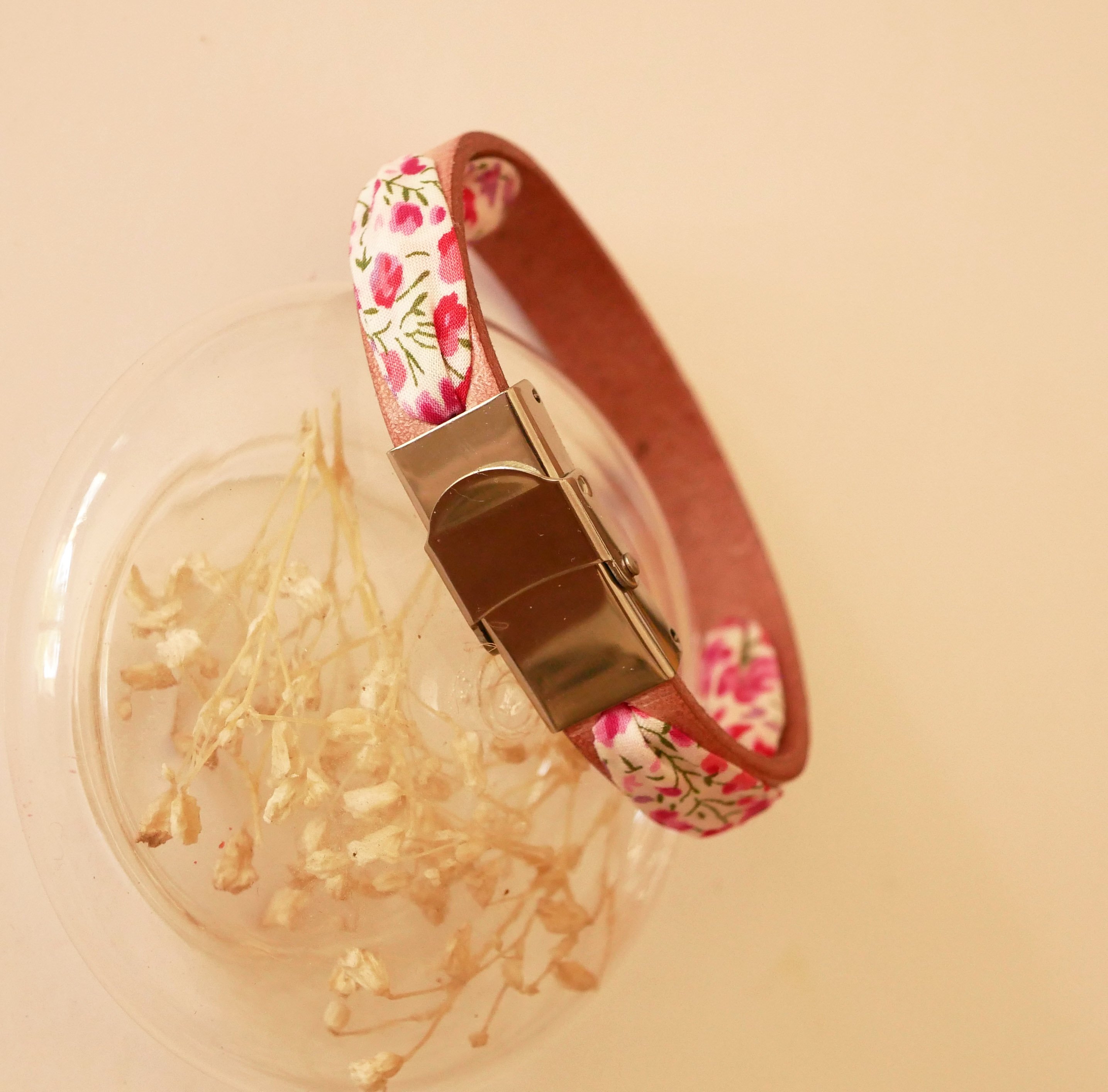 Pulseira Florâme com flores de fita liberty cor-de-rosa em pele cor-de-rosa envelhecida