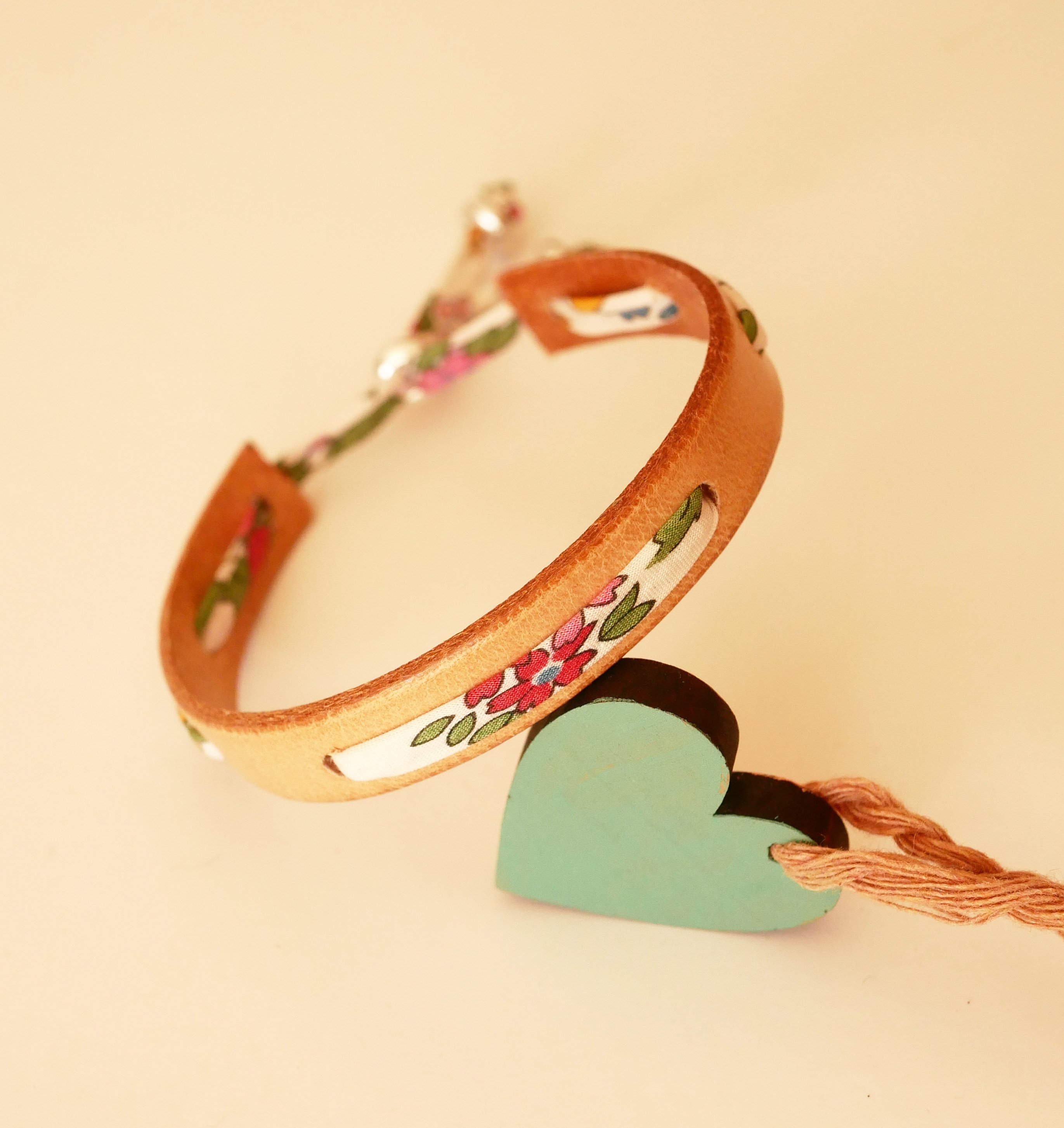 Pulseira Florâme strawberry liberty com fita em pele natural
