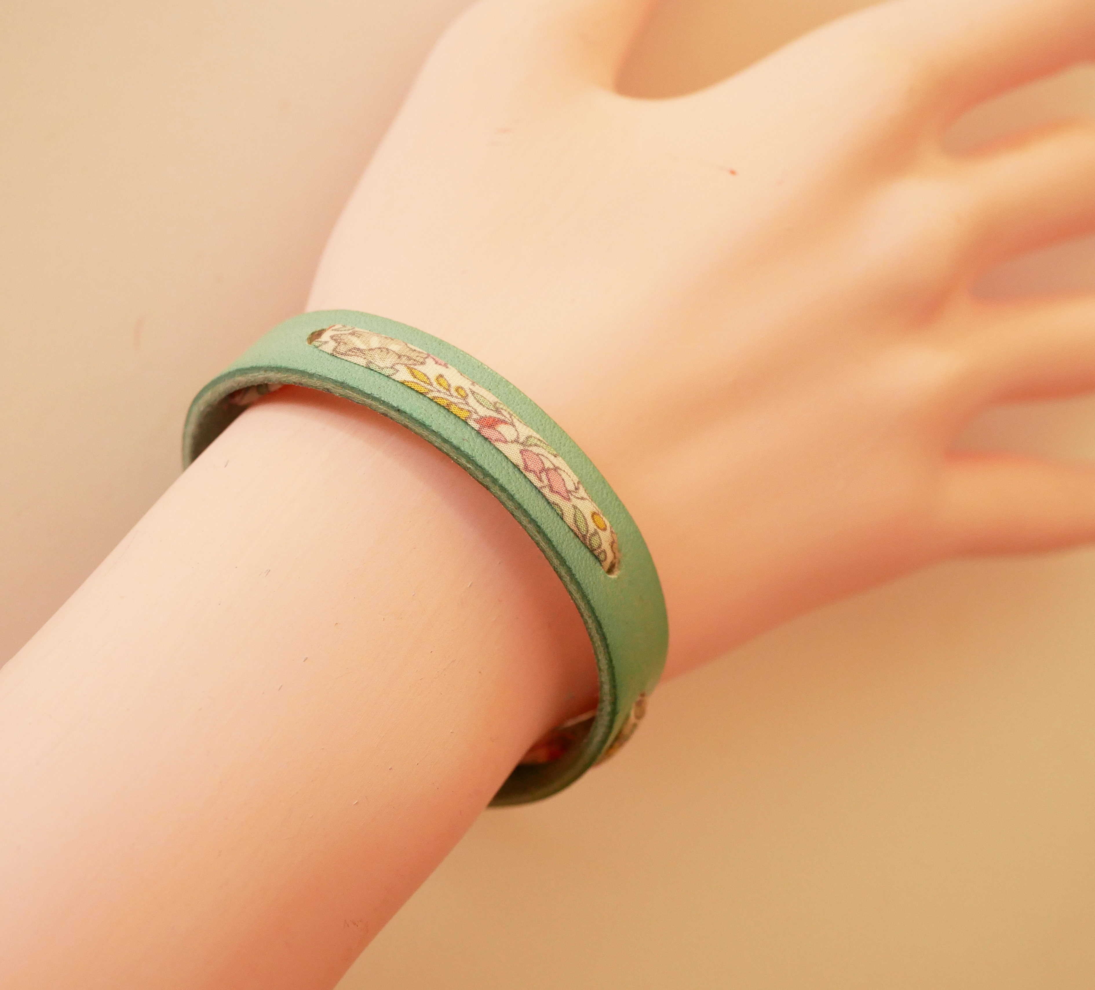 Pulseira Florâme com fita floral em tons pastel liberty em pele verde celadon