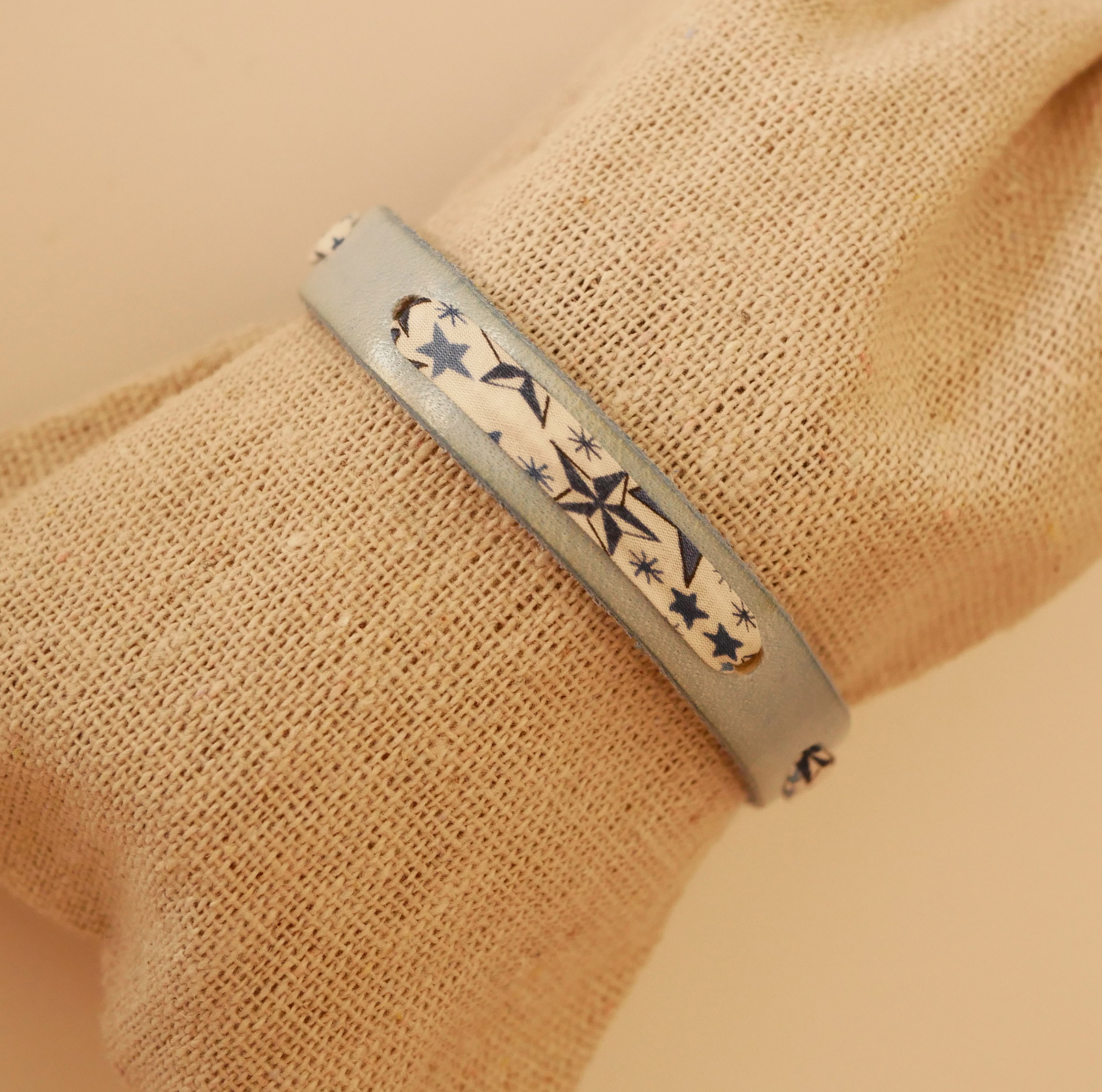 Pulseira Florâme com fita liberty e estrelas azuis em pele celeste