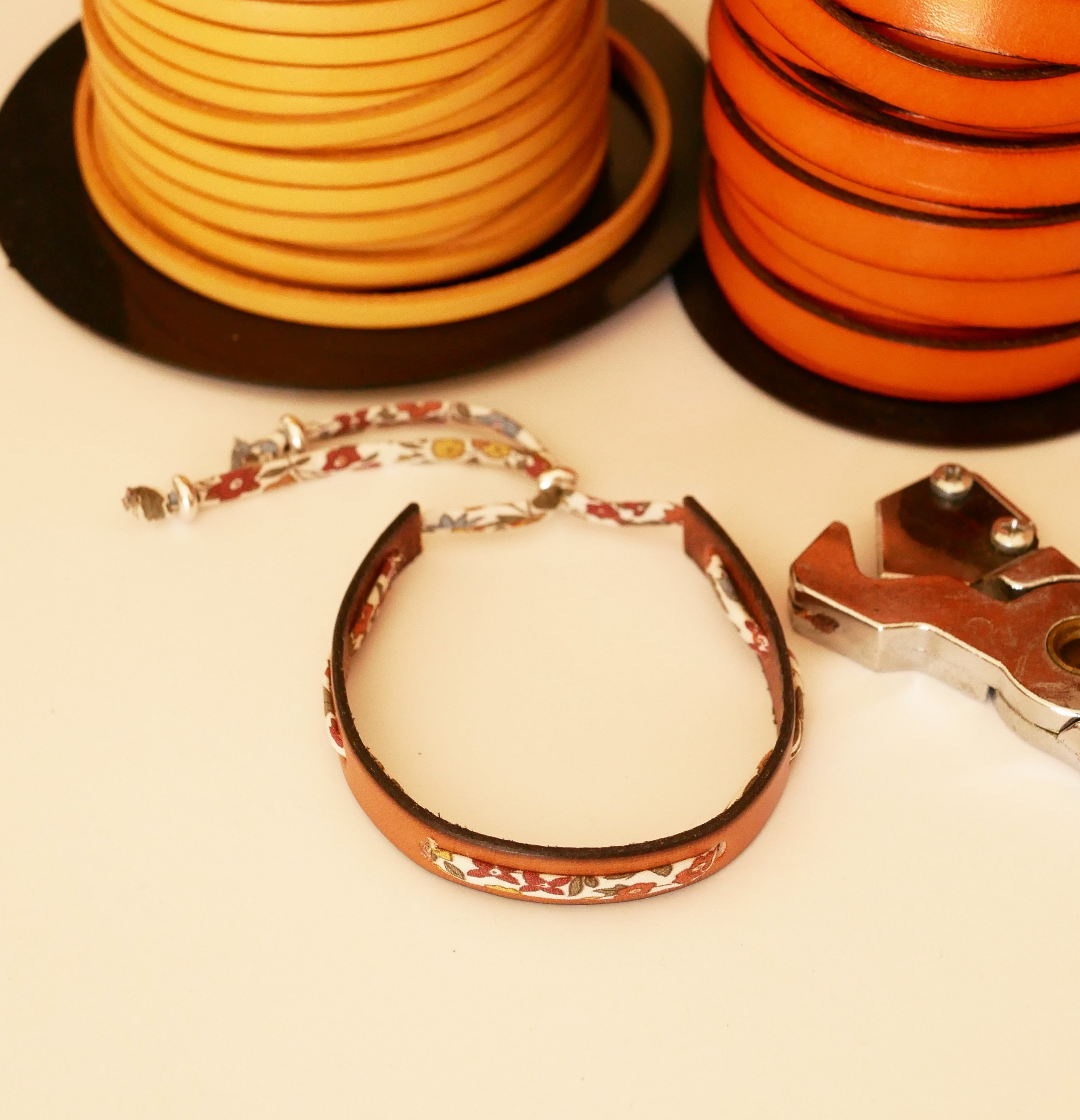 Pulseira Florâme com fita liberty Ava outono em pele de camelo