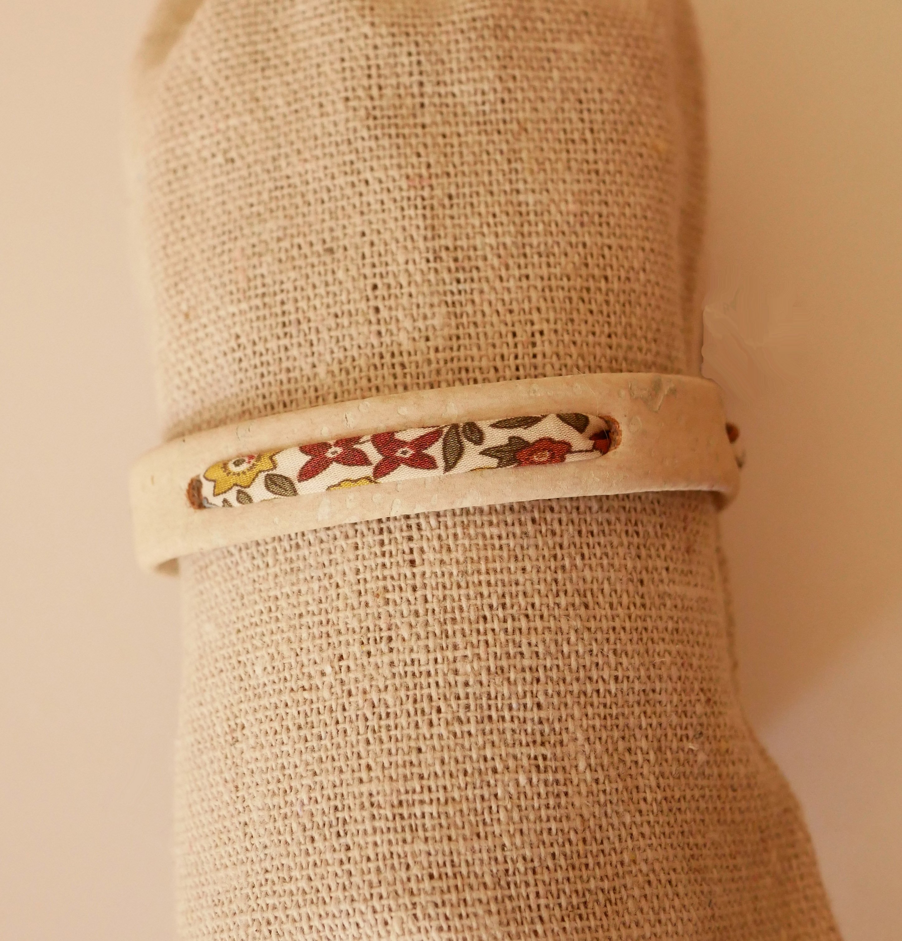Pulseira de plantas Florâme com fita Ava liberty em cortiça branca