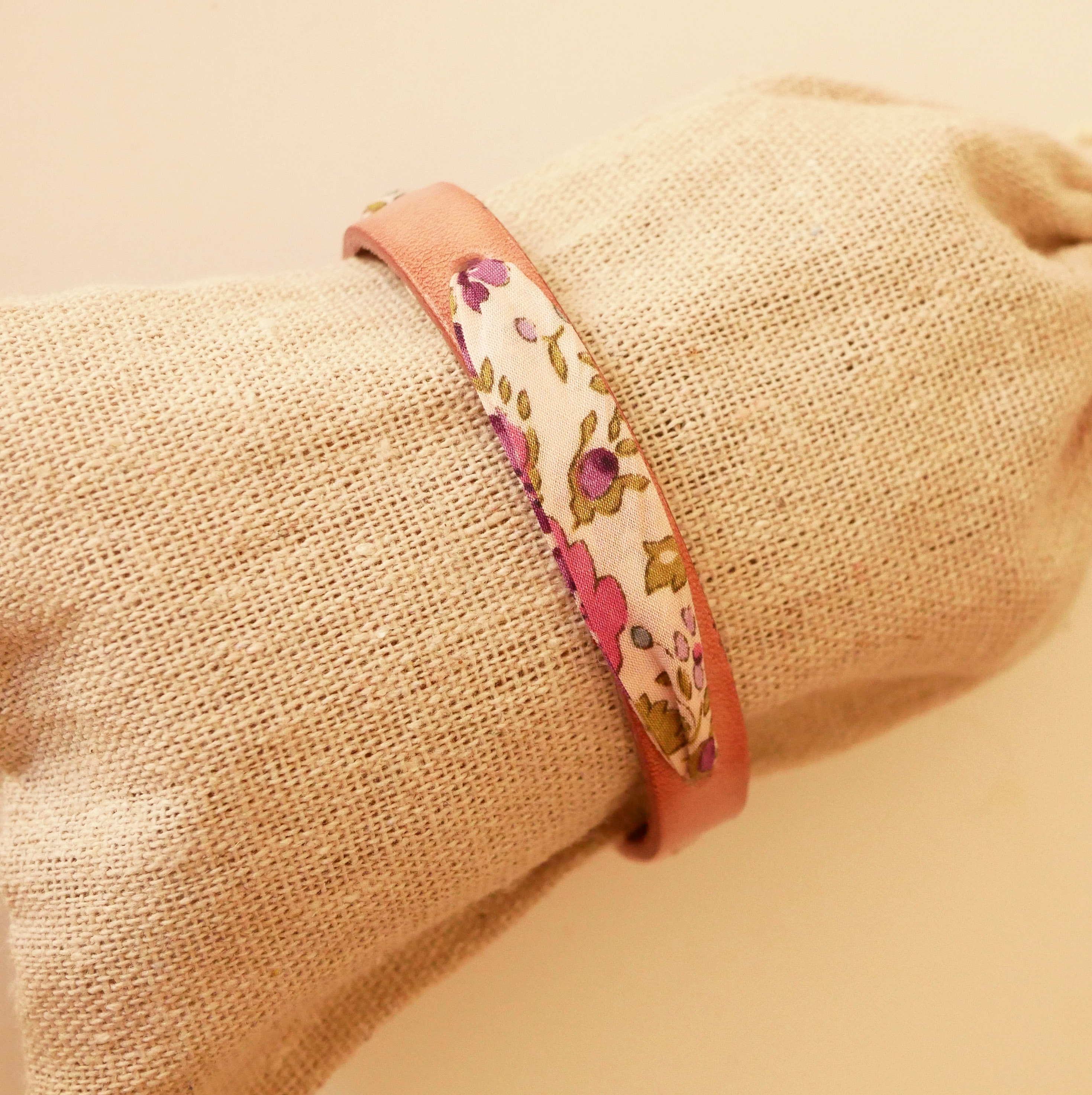 Pulseira Florâme com fita liberty e flores roxas em pele rosa envelhecida