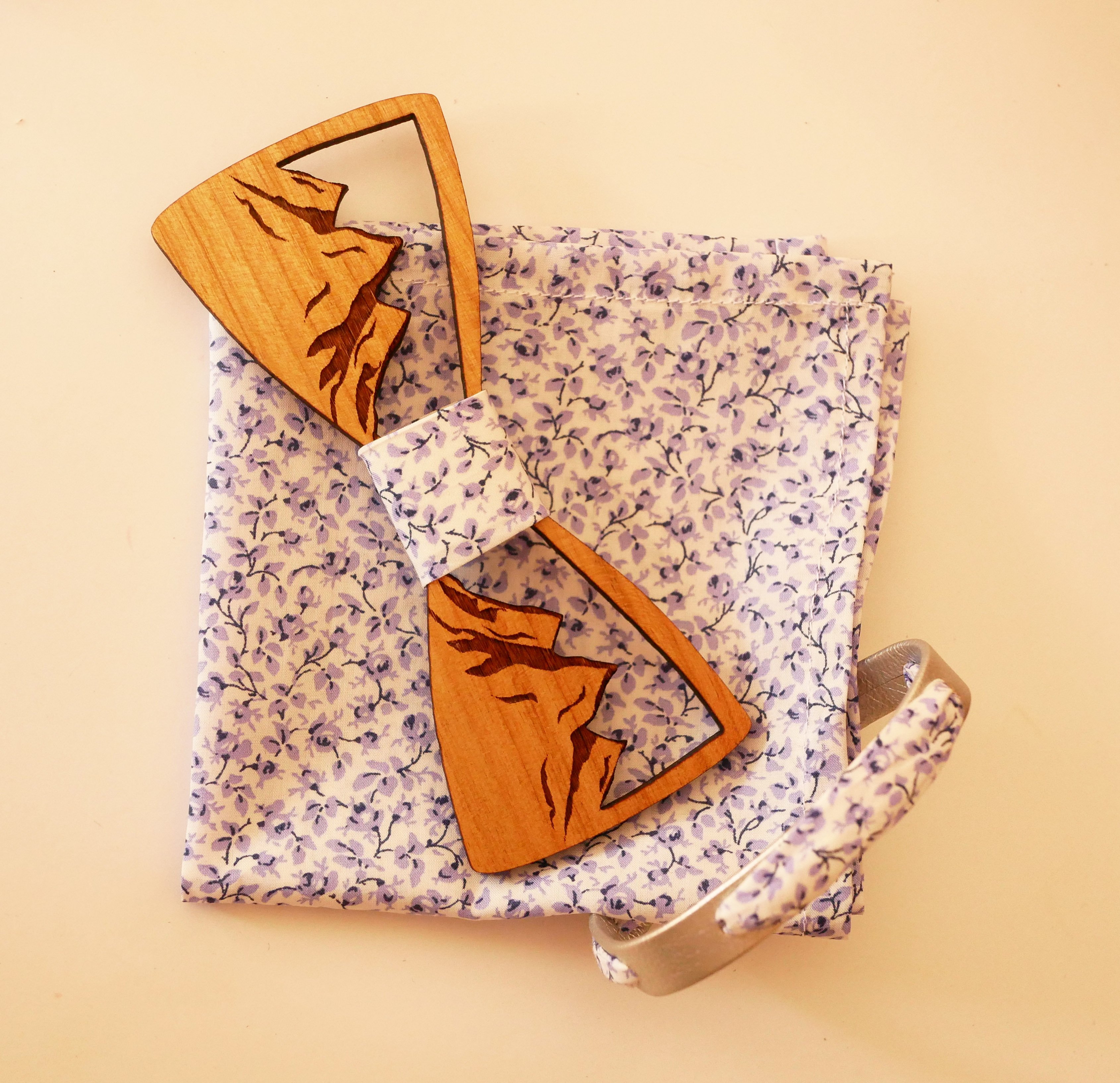 Pulseira Flor&acirc;me com fita liberty e flores azuis em pele prateada