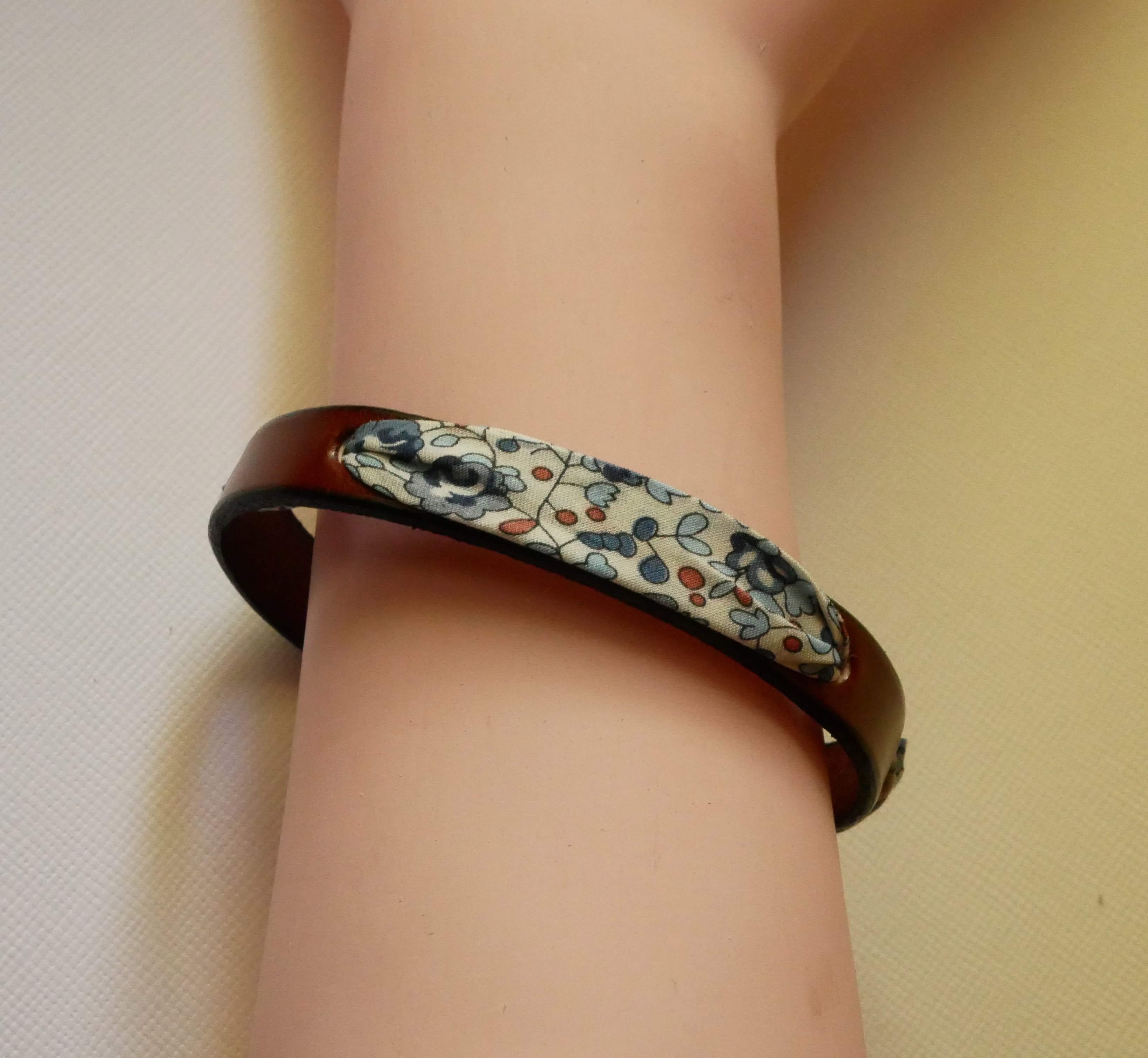 Pulseira Florâme com fita liberty Eloïse flores azuis em pele castanha