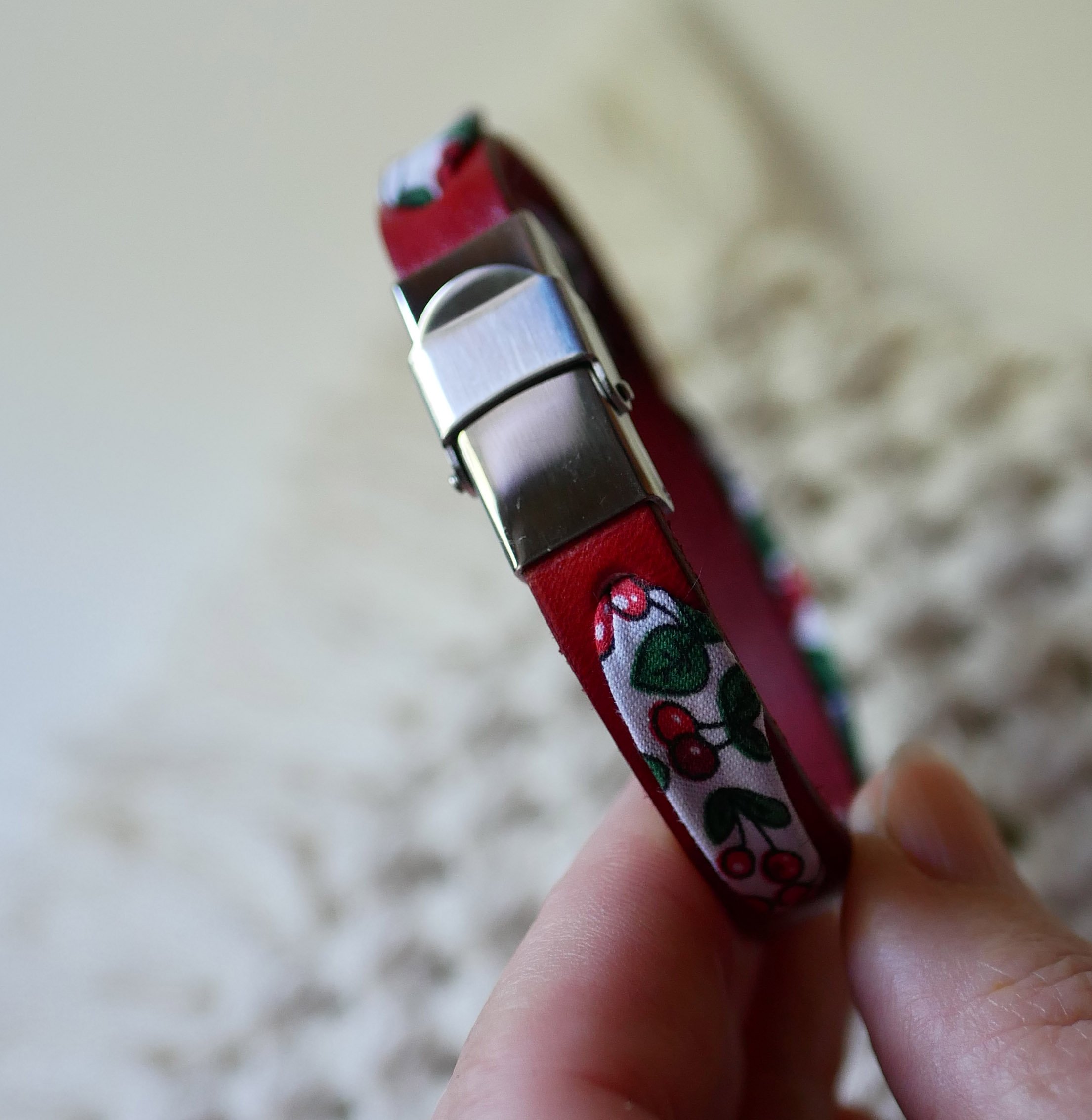 Pulseira Florâme com fita de frutos de cerejeira em pele vermelha