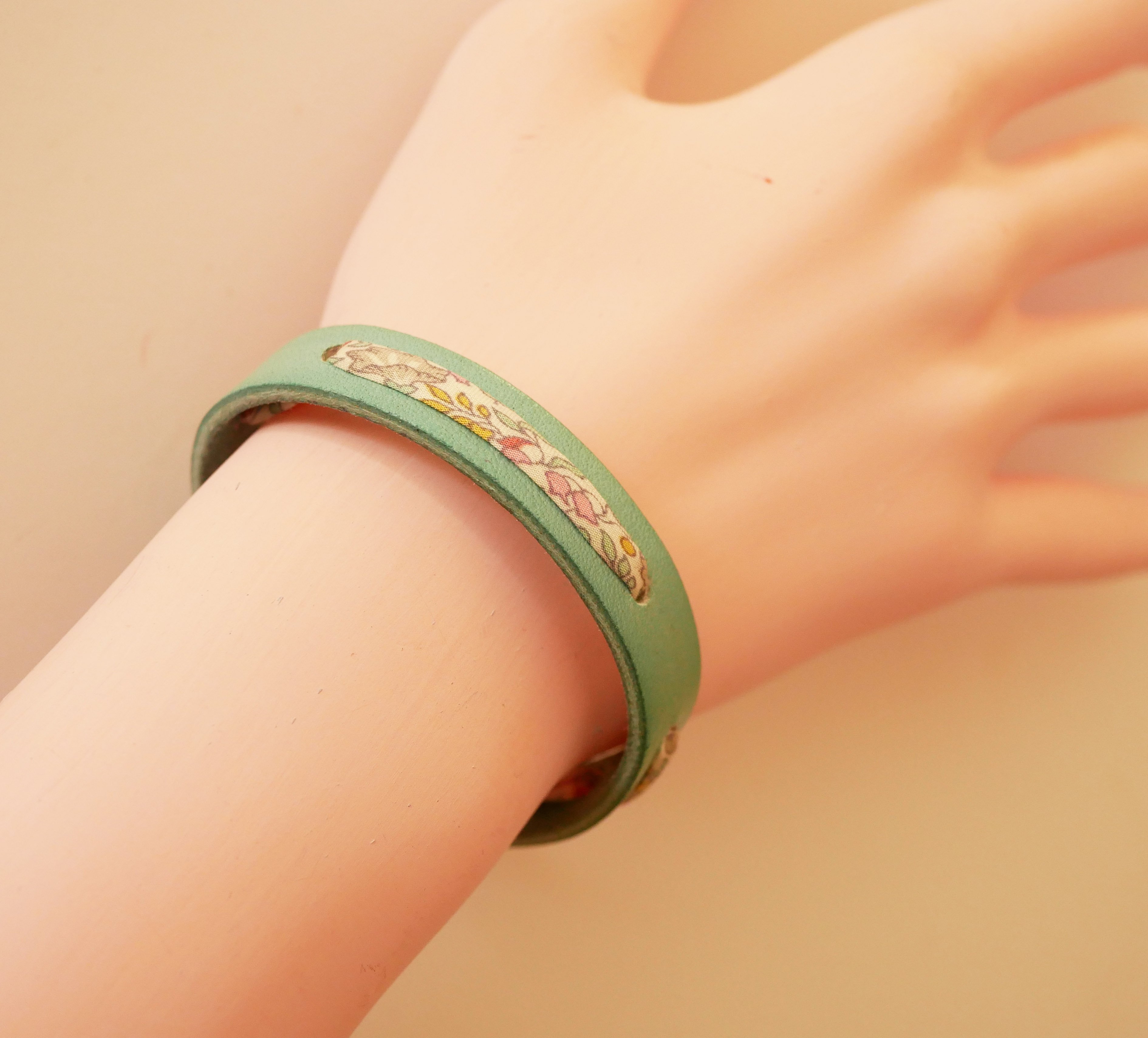 Pulseira Florâme com fita floral em tons pastel liberty em pele verde celadon