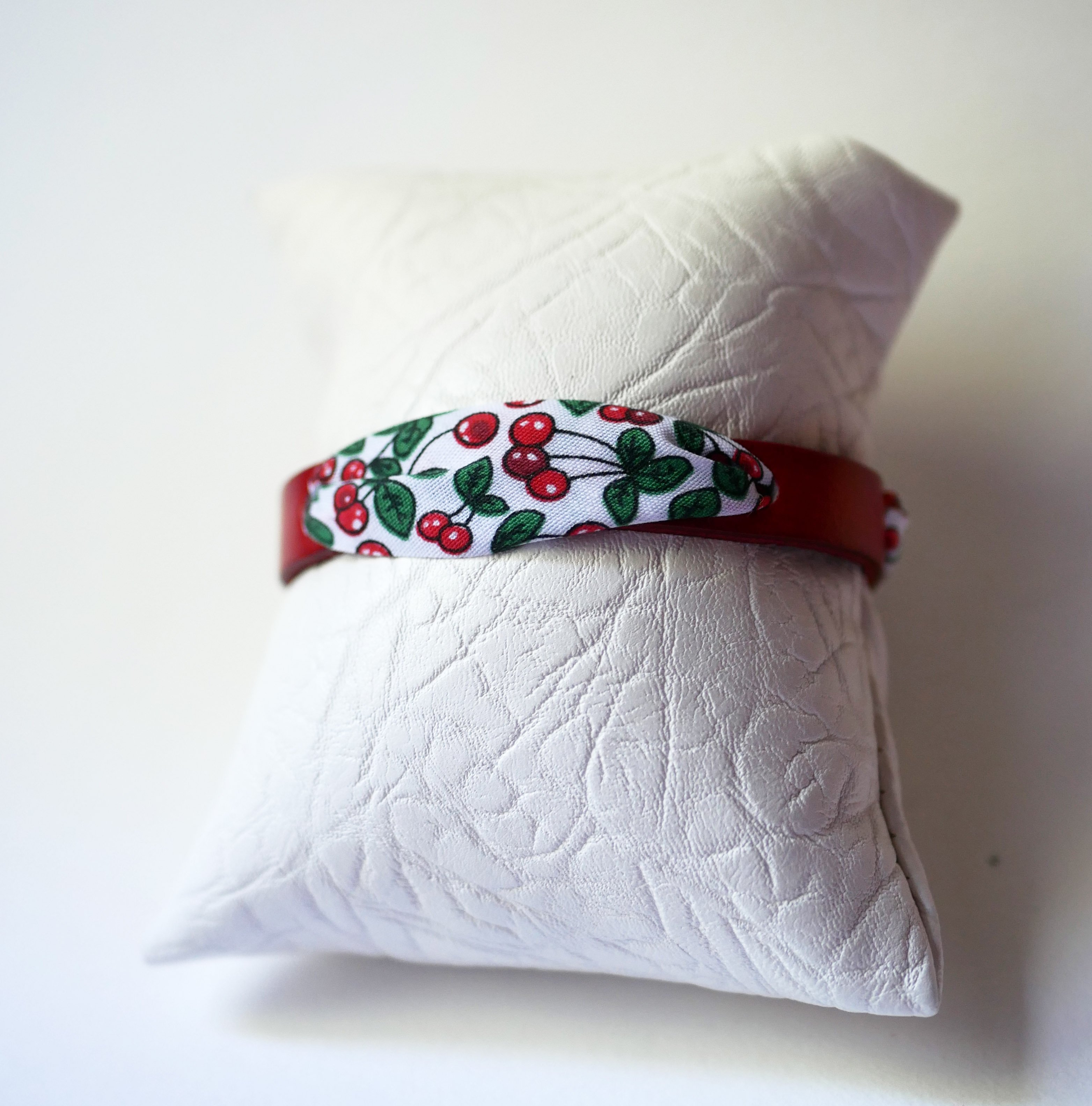 Pulseira Florâme com fita de frutos de cerejeira em pele vermelha