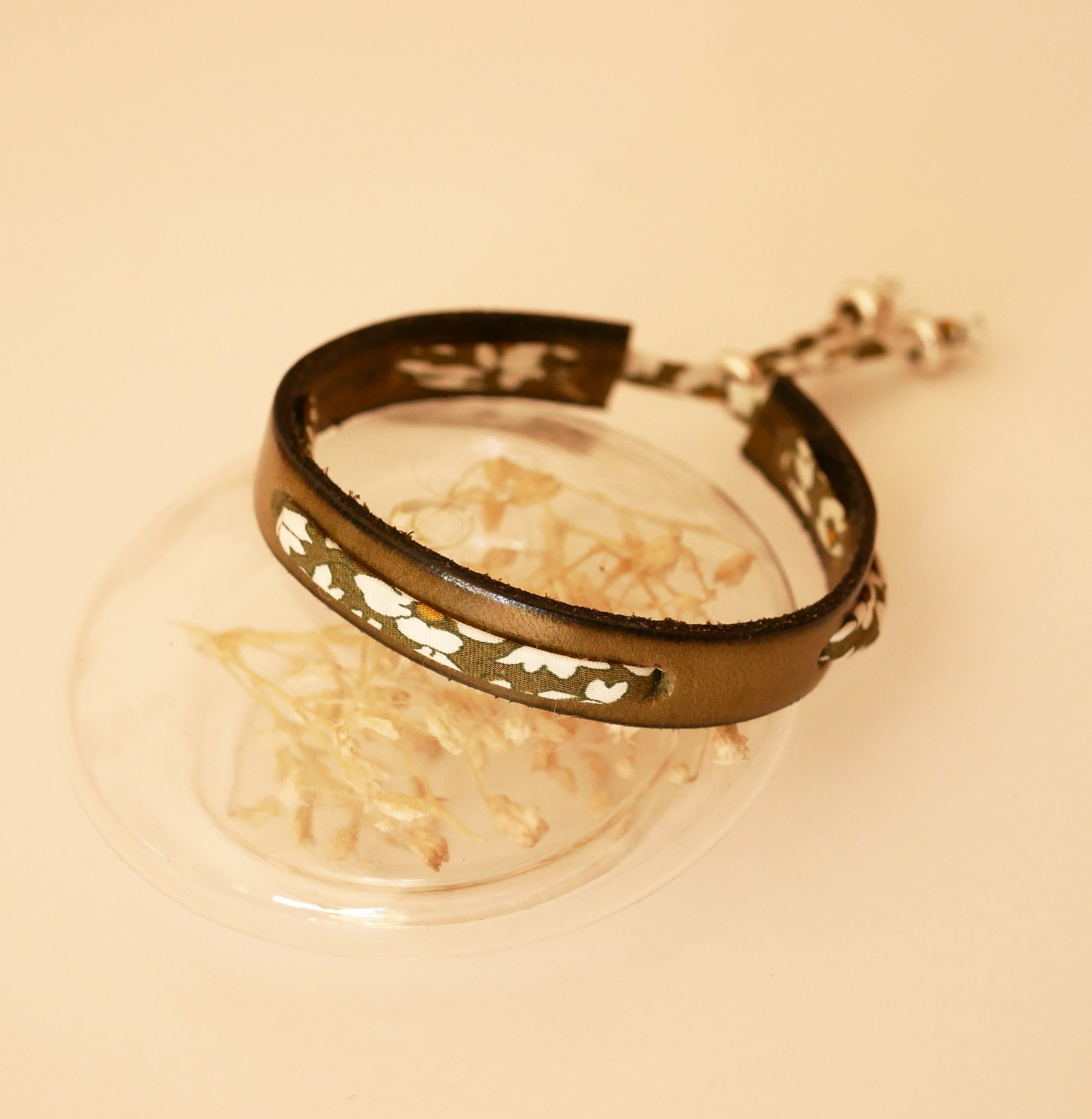 Pulseira Flor&acirc;me com fita verde liberty em pele verde lima