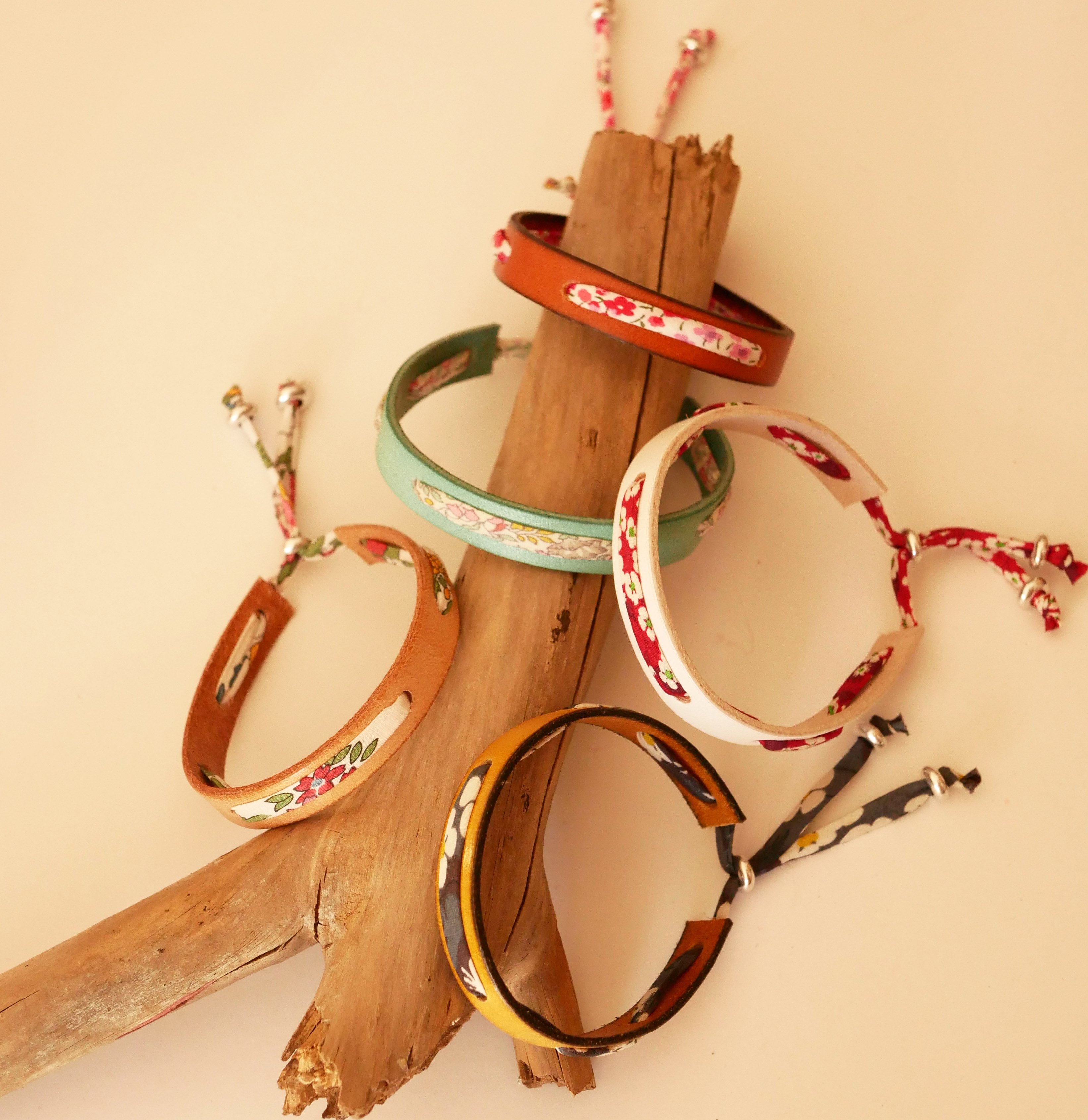 Pulseira Florâme com fita Misti liberty vermelha em pele branca