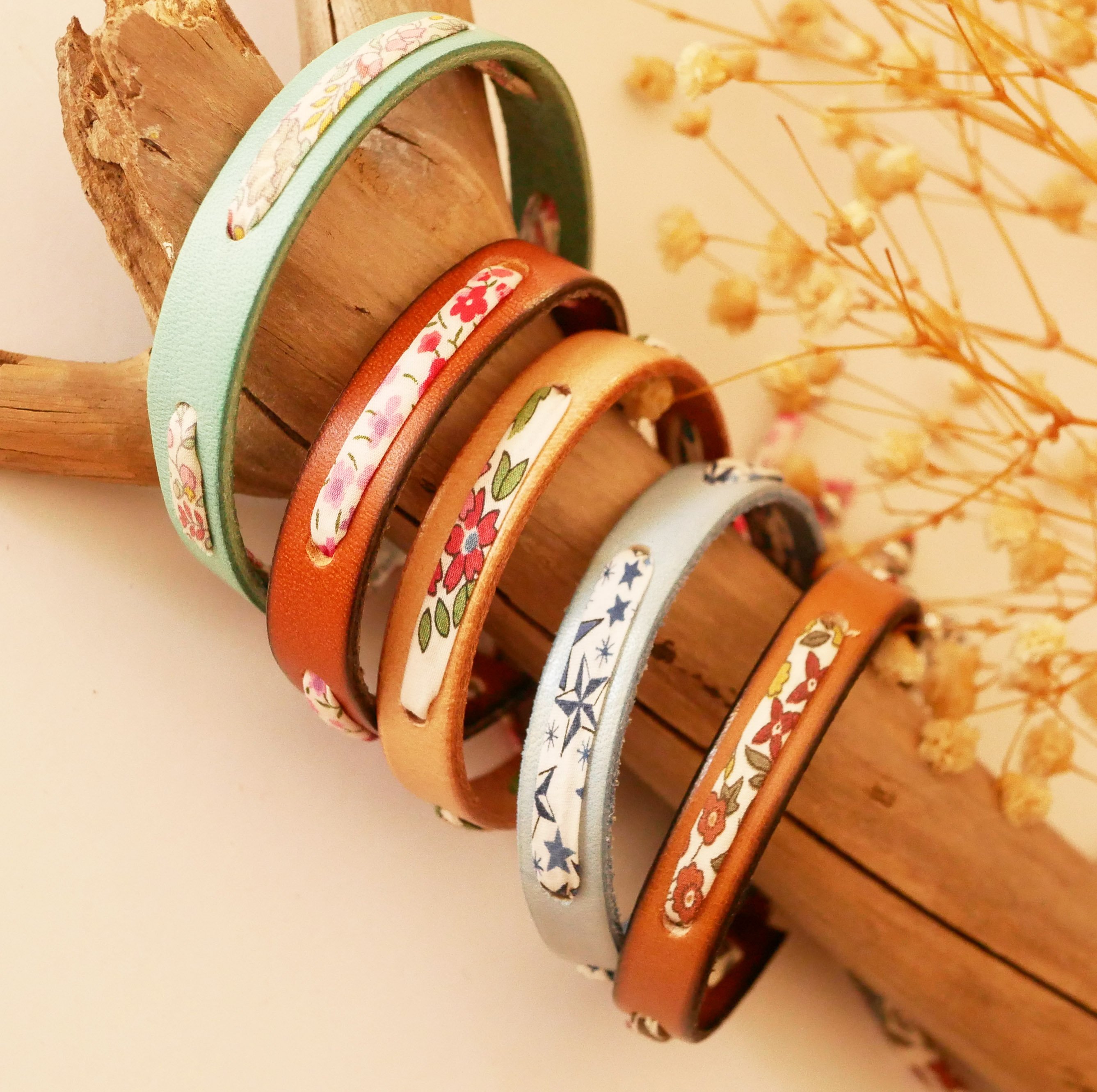 Pulseira Flor&acirc;me strawberry liberty com fita em pele natural