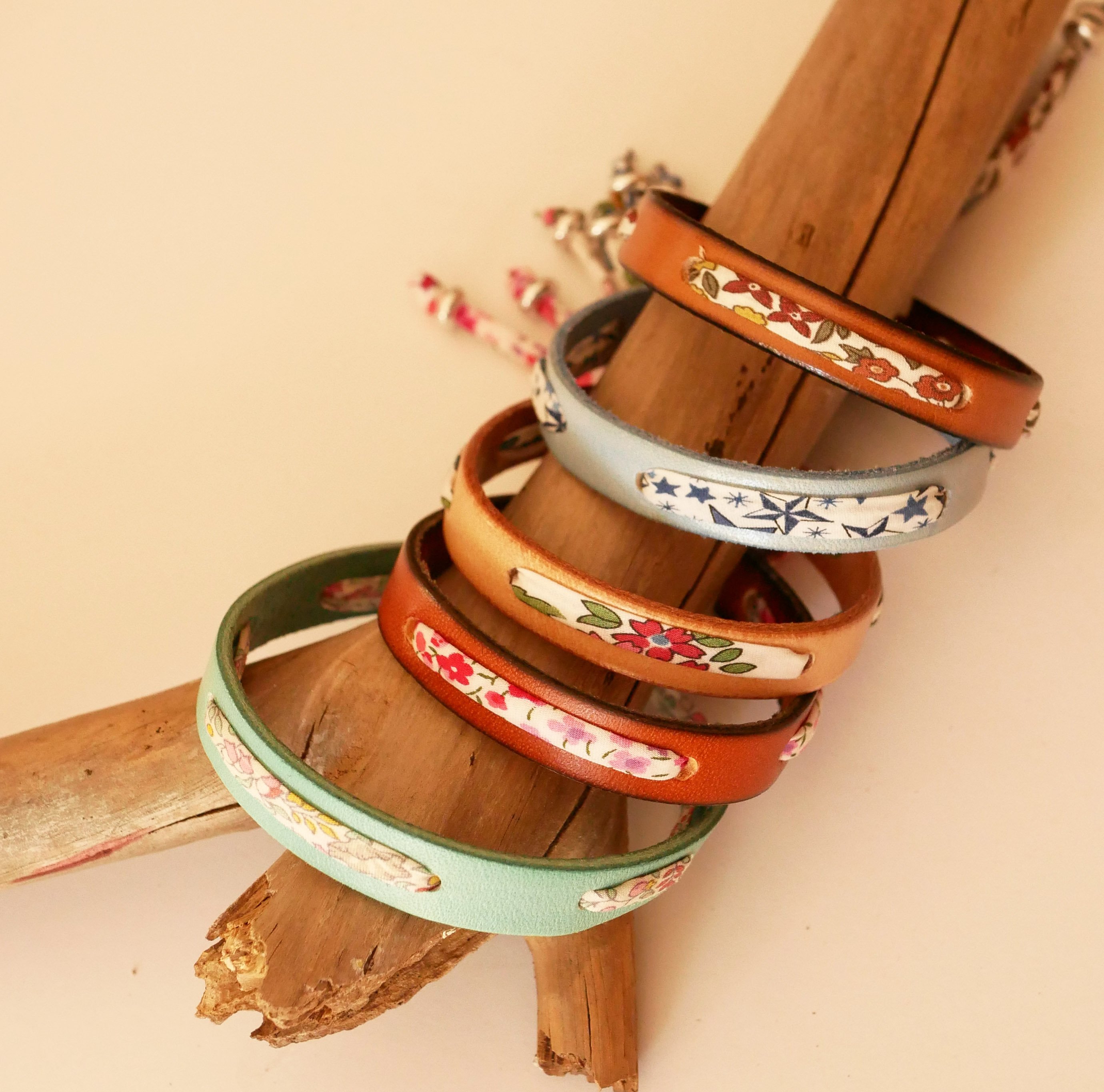 Pulseira Flor&acirc;me com fita floral em tons pastel liberty em pele verde celadon