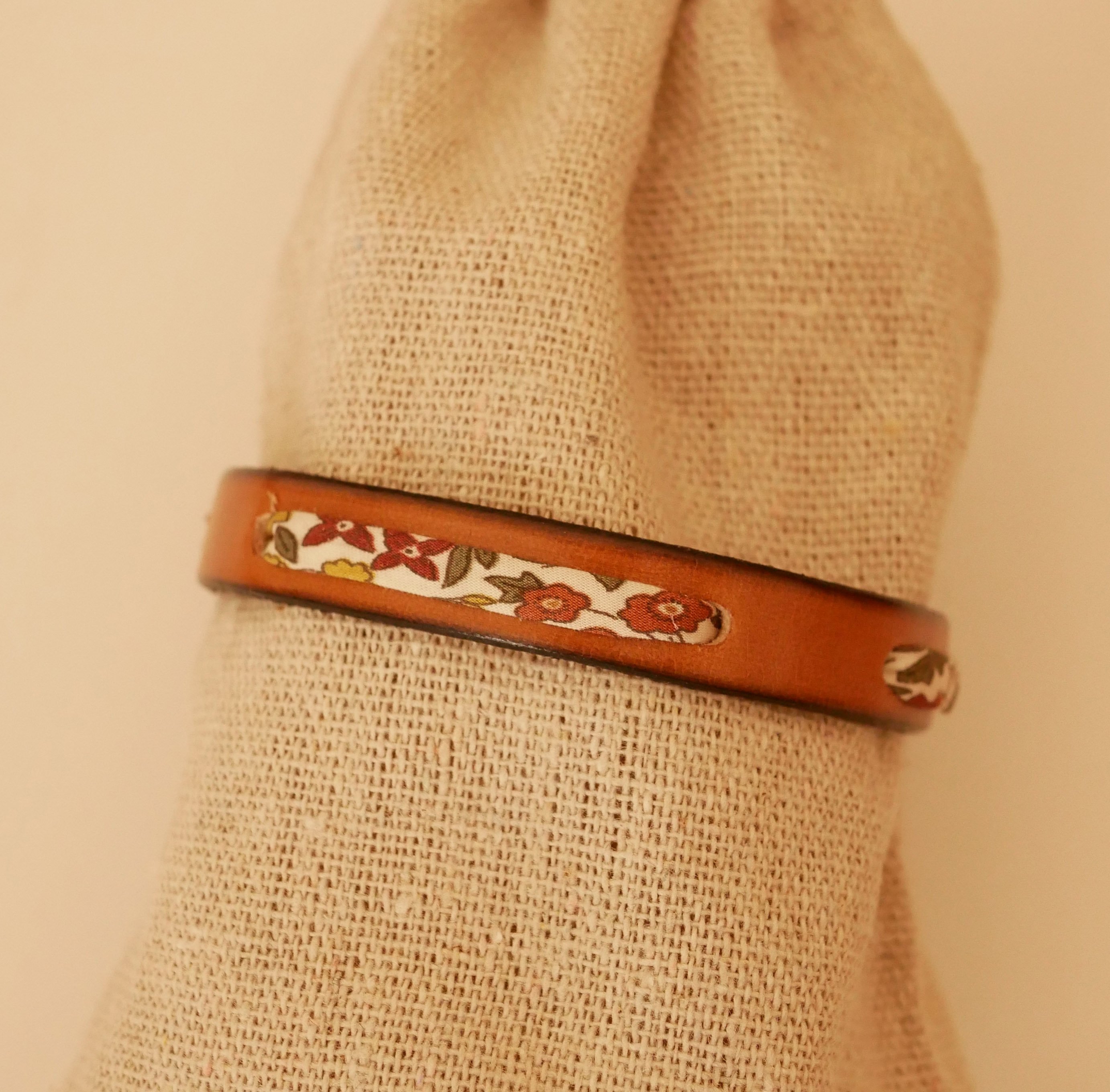Pulseira Florâme com fita liberty Ava outono em pele de camelo