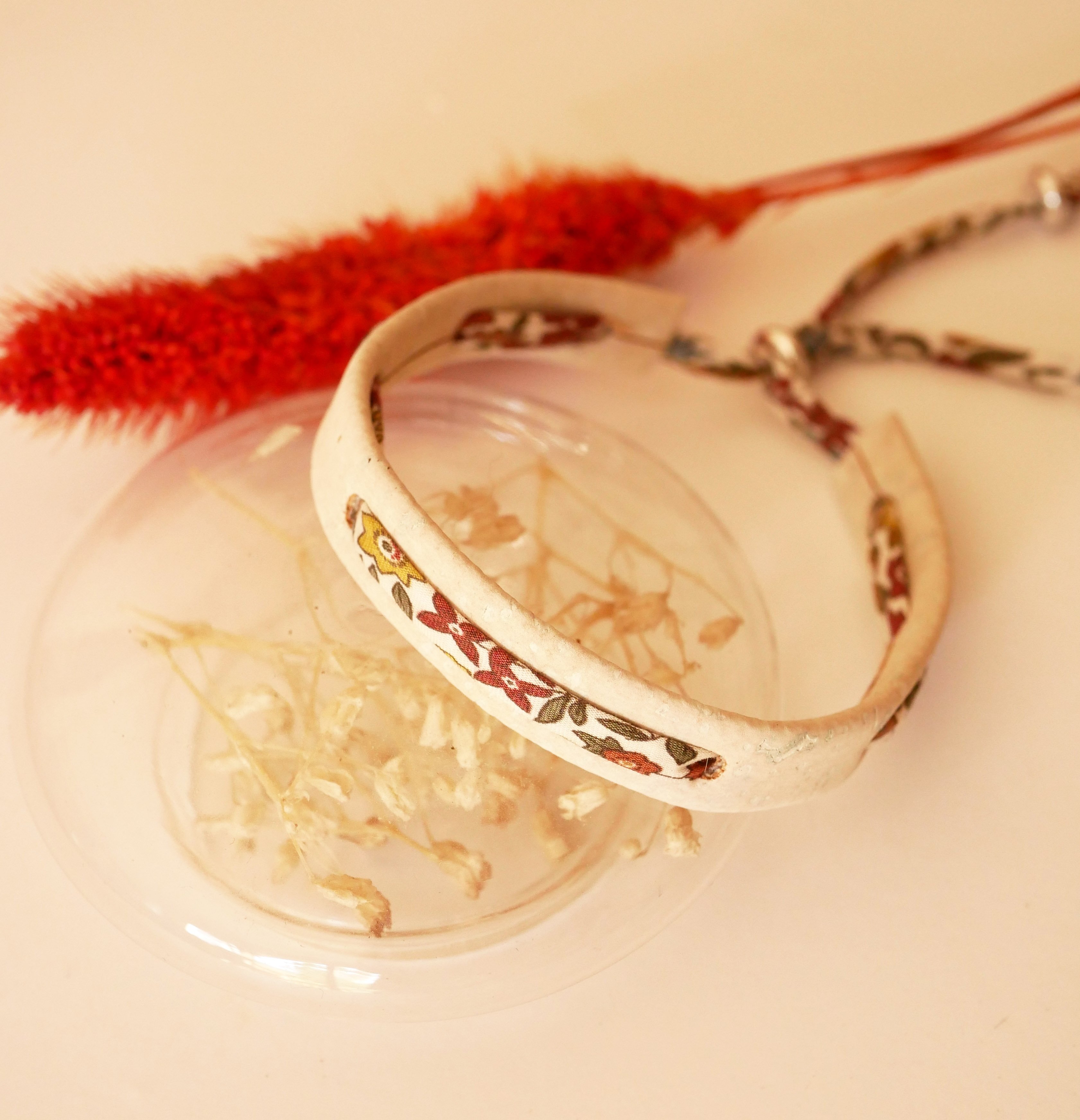 Pulseira de plantas Flor&acirc;me com fita Ava liberty em corti&ccedil;a branca