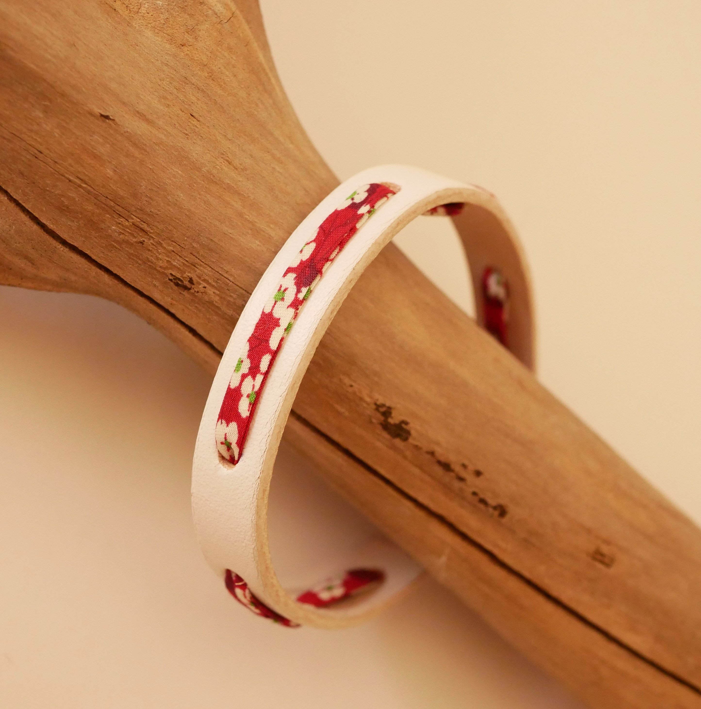 Pulseira Florâme com fita Misti liberty vermelha em pele branca
