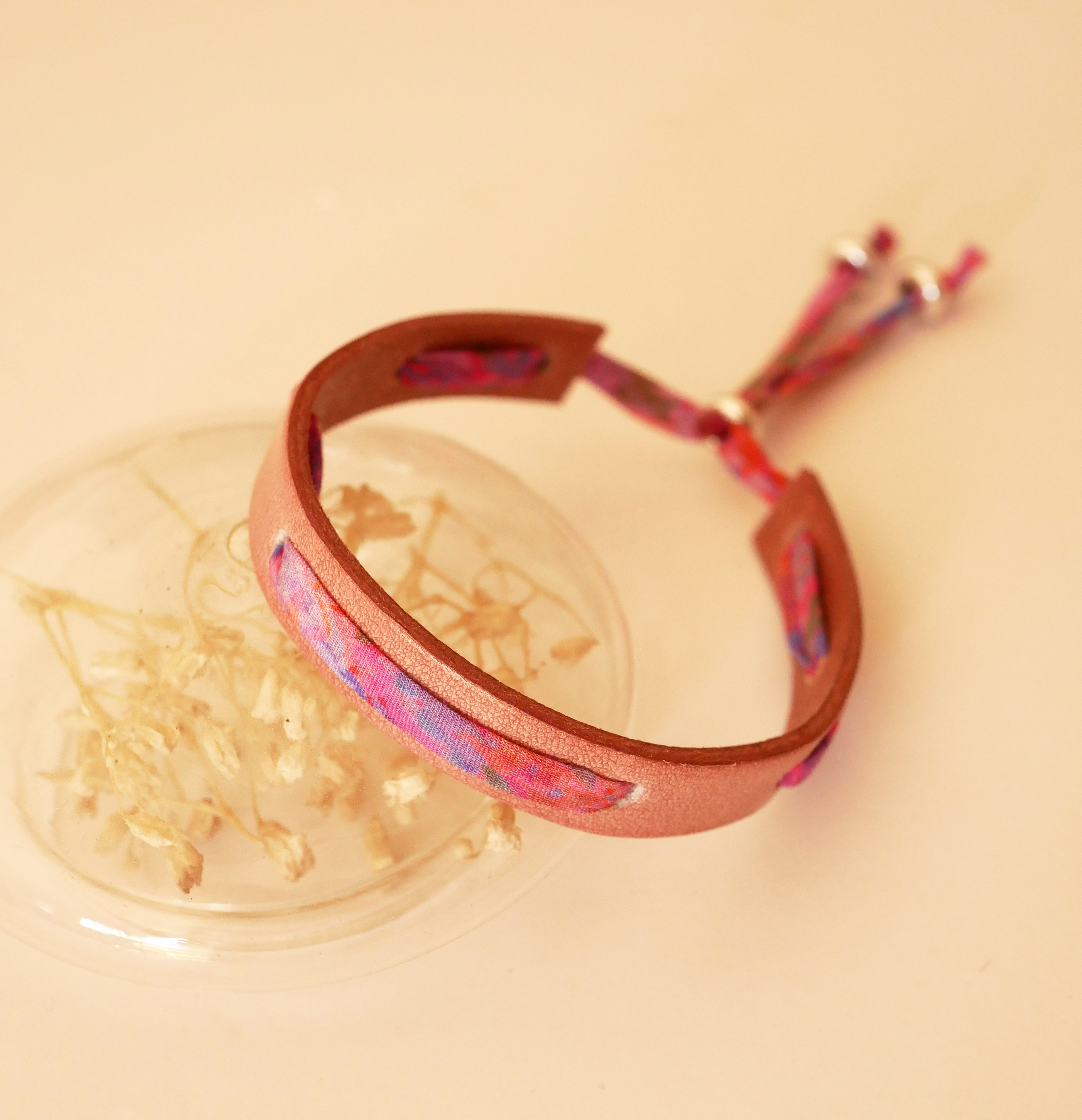 Pulseira Florâme com fita Liberty Polly em pele rosa antiga