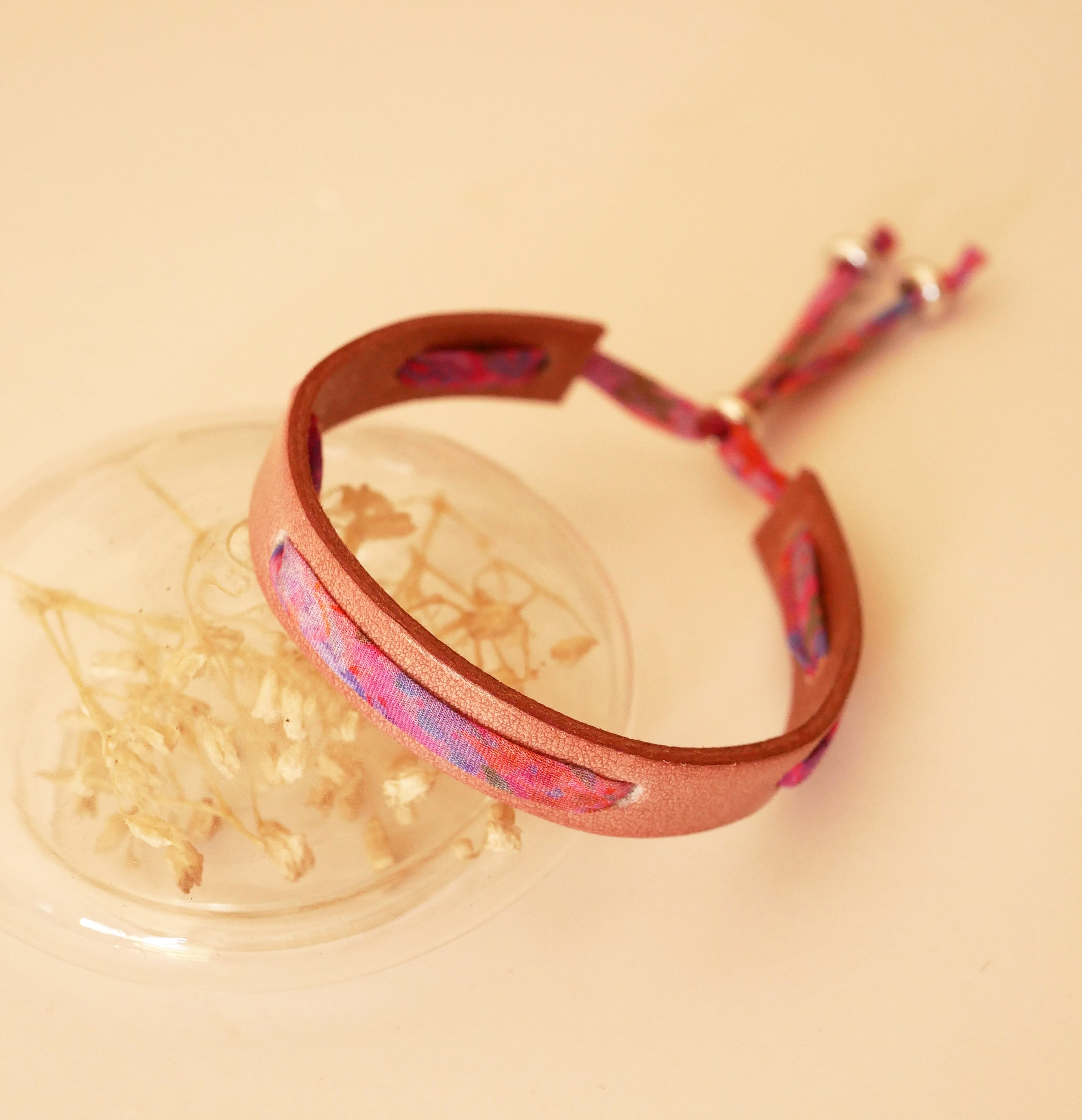 Pulseira Florâme com fita Liberty Polly em pele rosa antiga