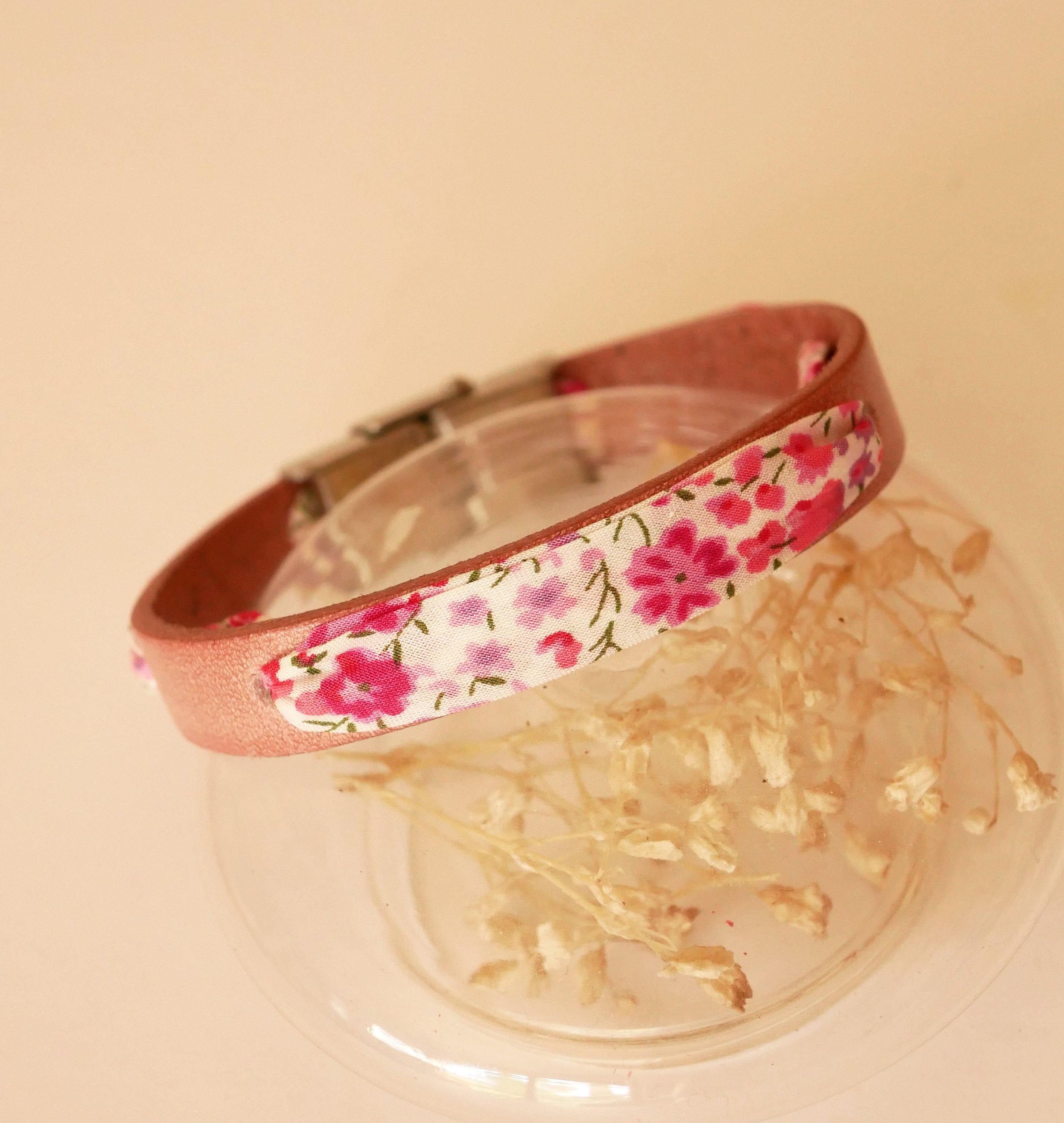 Pulseira Florâme com flores de fita liberty cor-de-rosa em pele cor-de-rosa envelhecida