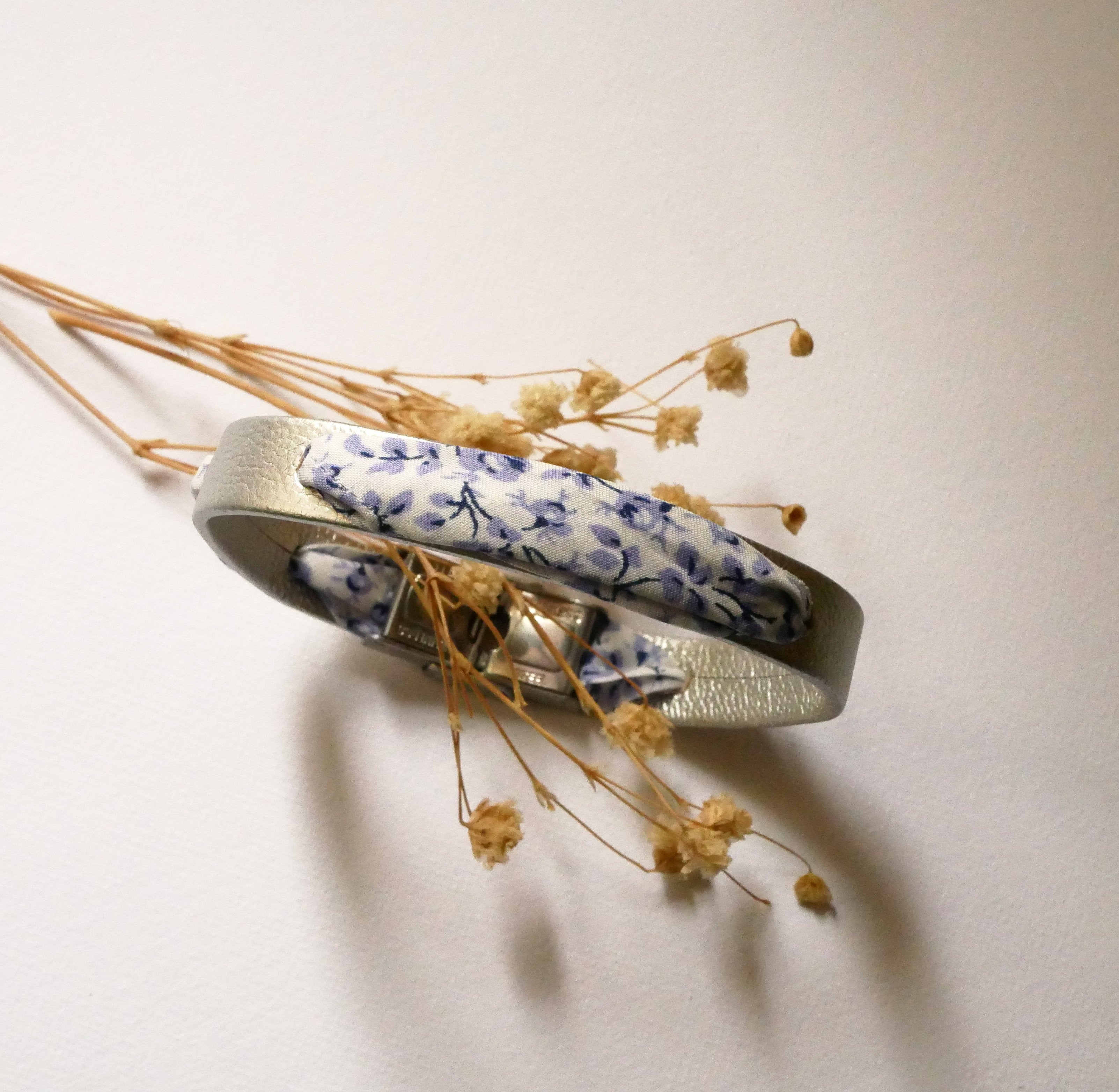 Pulseira Florâme com fita liberty e flores azuis em pele prateada