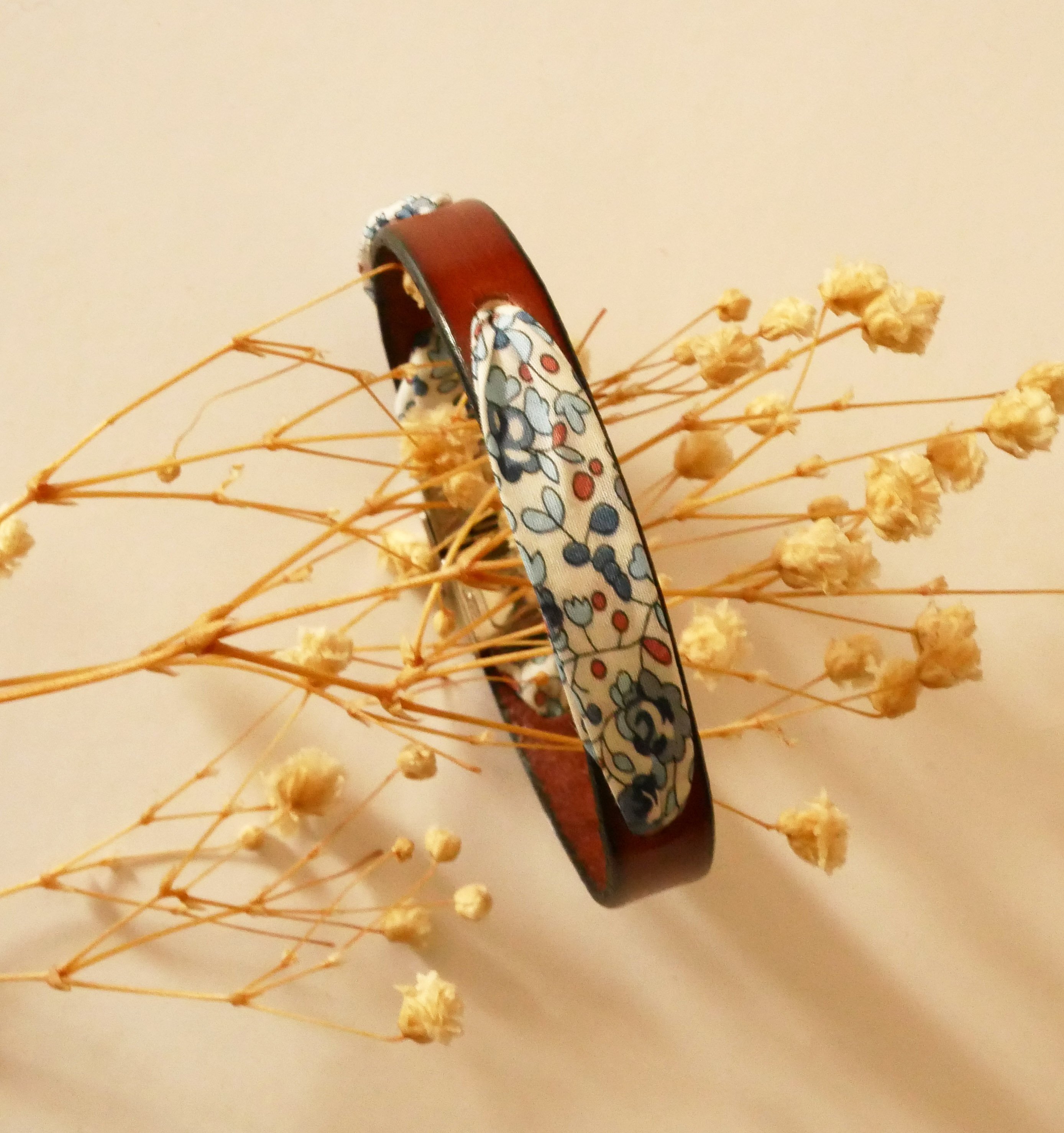 Pulseira Florâme com fita liberty Eloïse flores azuis em pele castanha