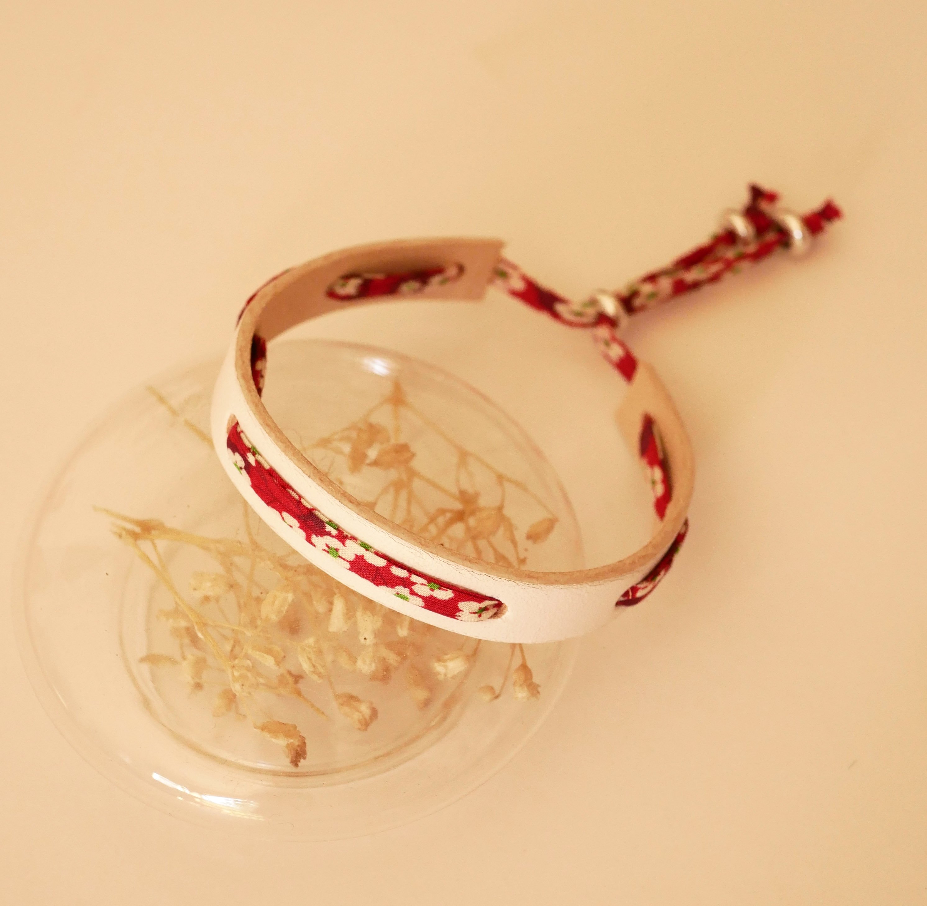 Pulseira Florâme com fita Misti liberty vermelha em pele branca