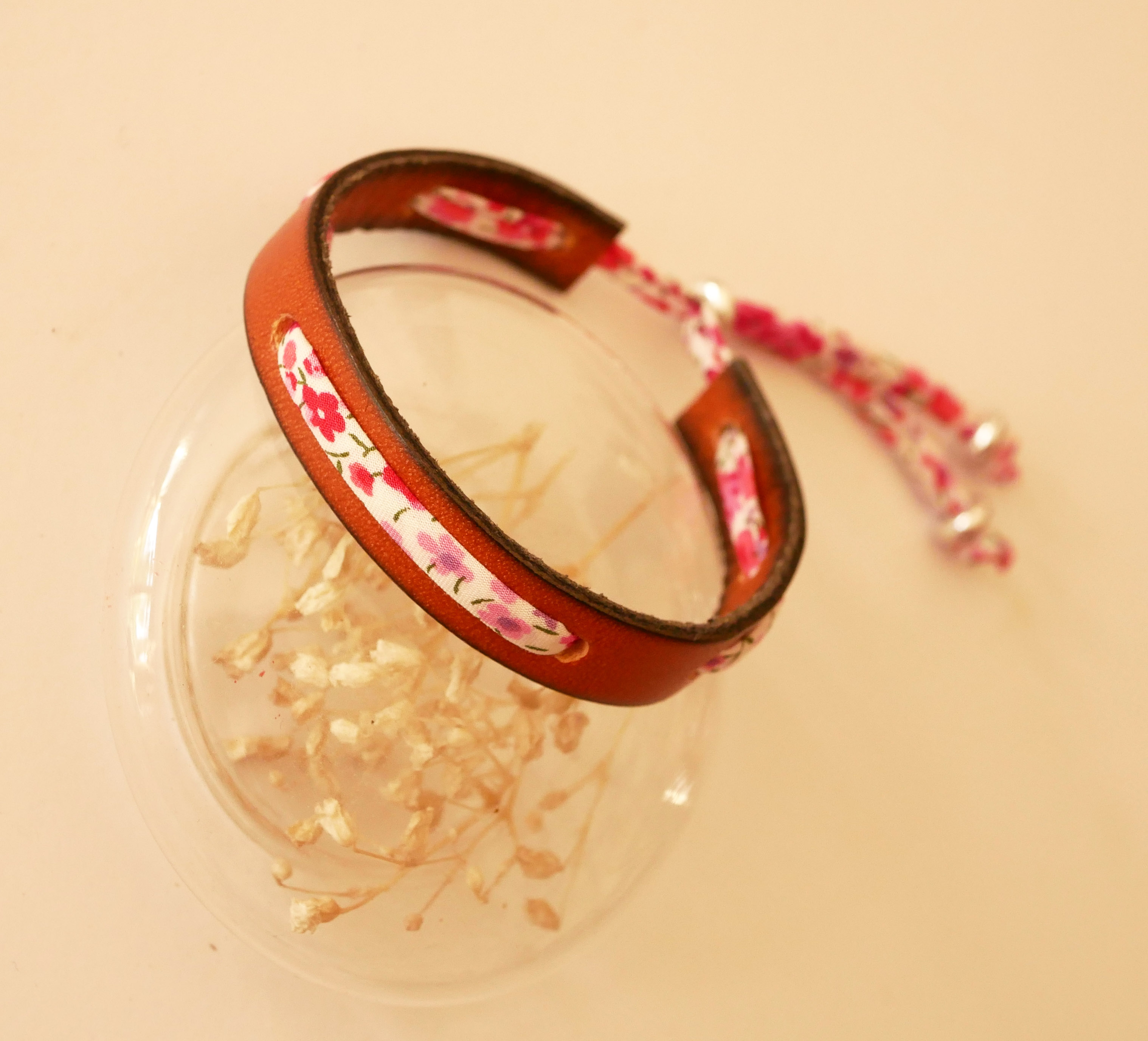 Pulseira Florâme com fita liberty Phoebe Rose em pele castanha