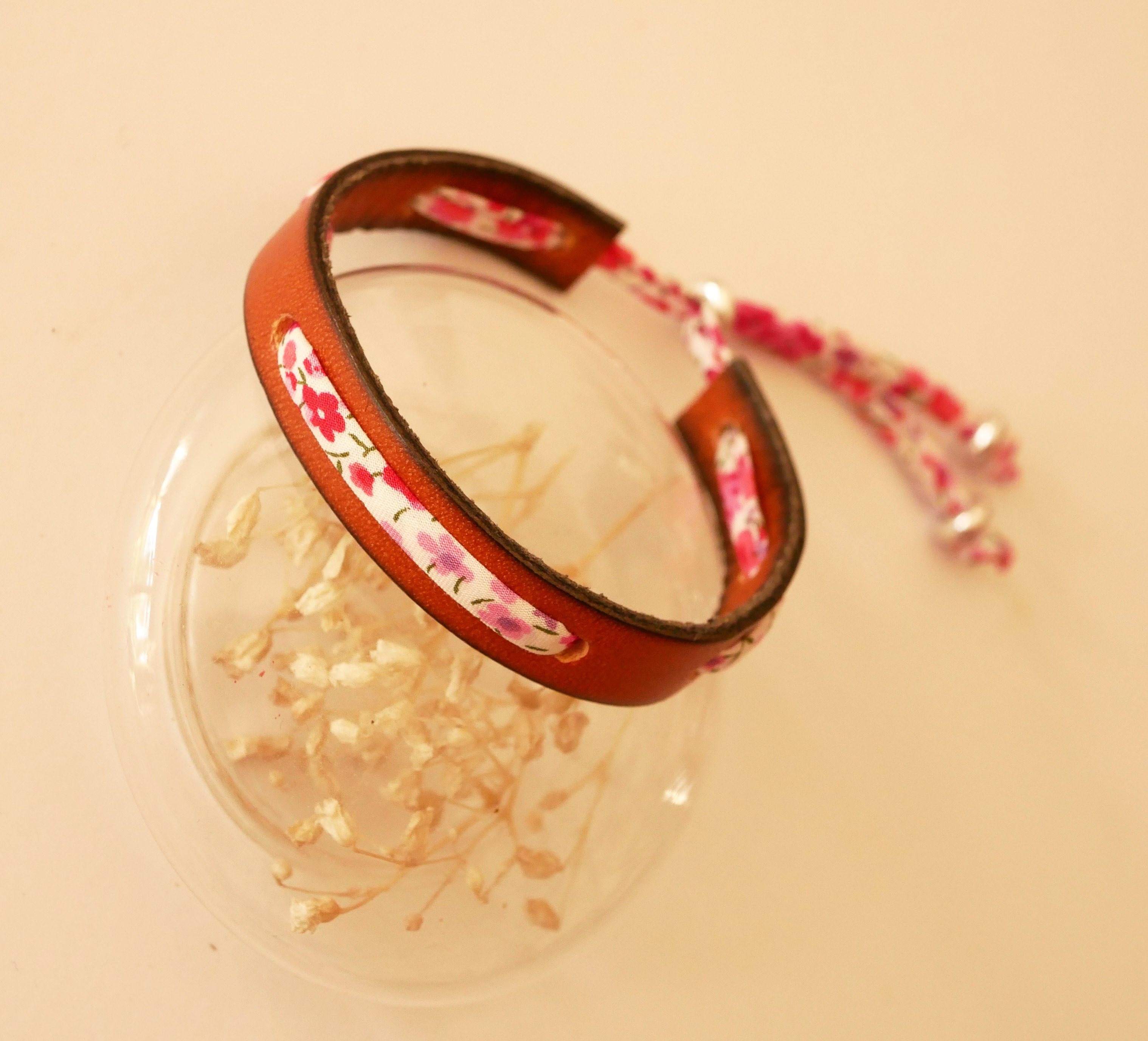 Pulseira Florâme com fita liberty Phoebe Rose em pele castanha