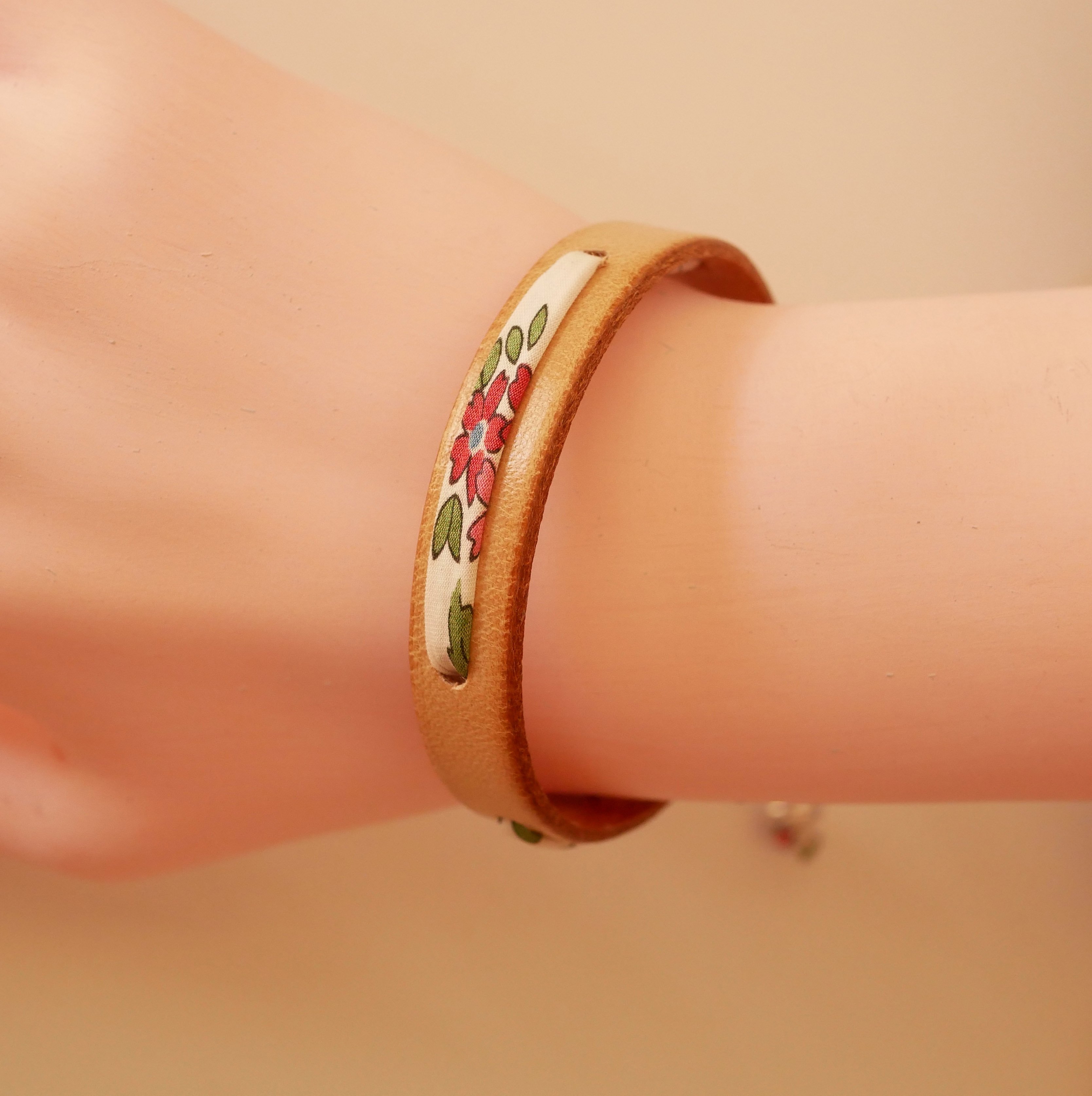 Pulseira Flor&acirc;me strawberry liberty com fita em pele natural