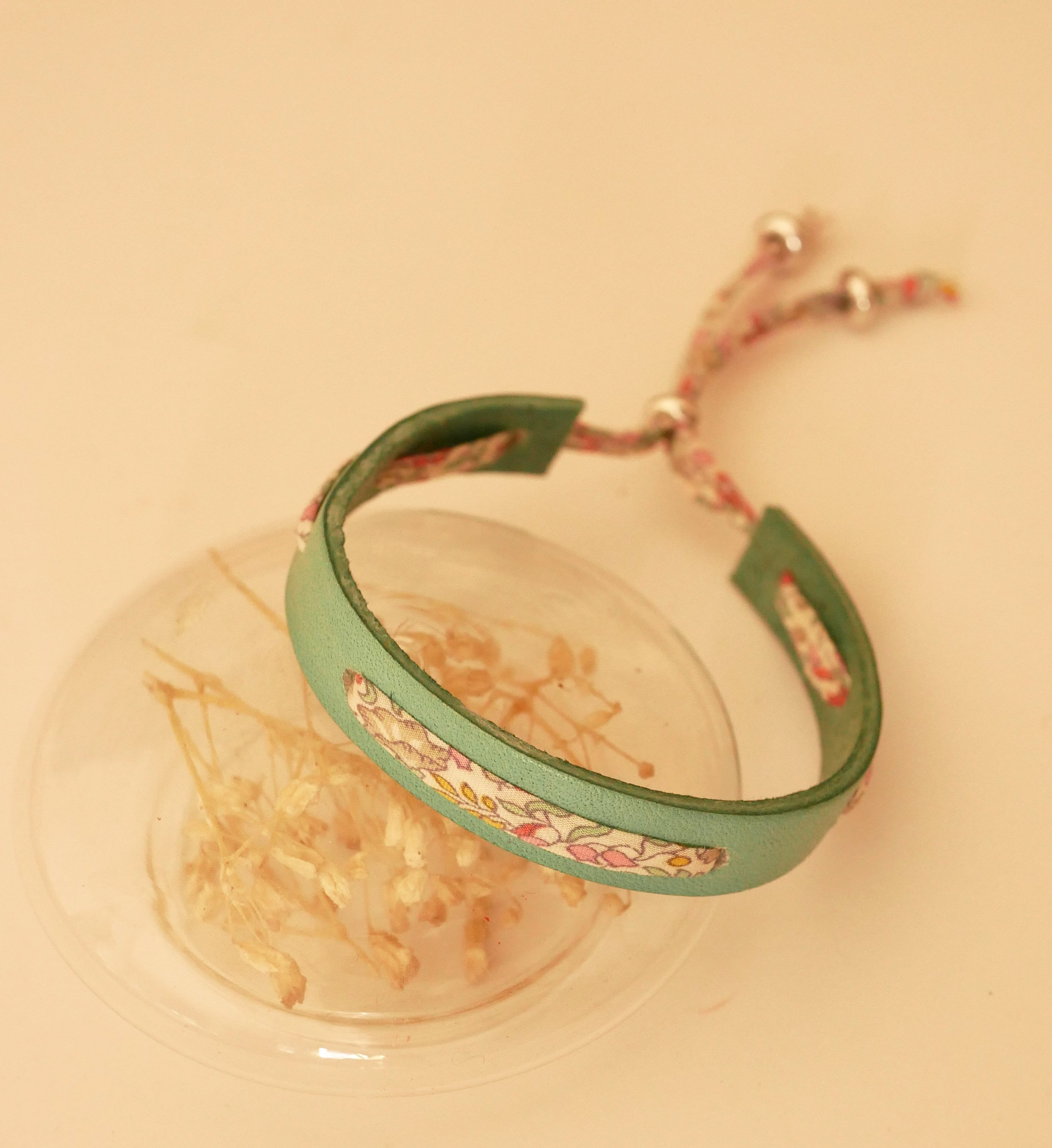 Pulseira Florâme com fita floral em tons pastel liberty em pele verde celadon
