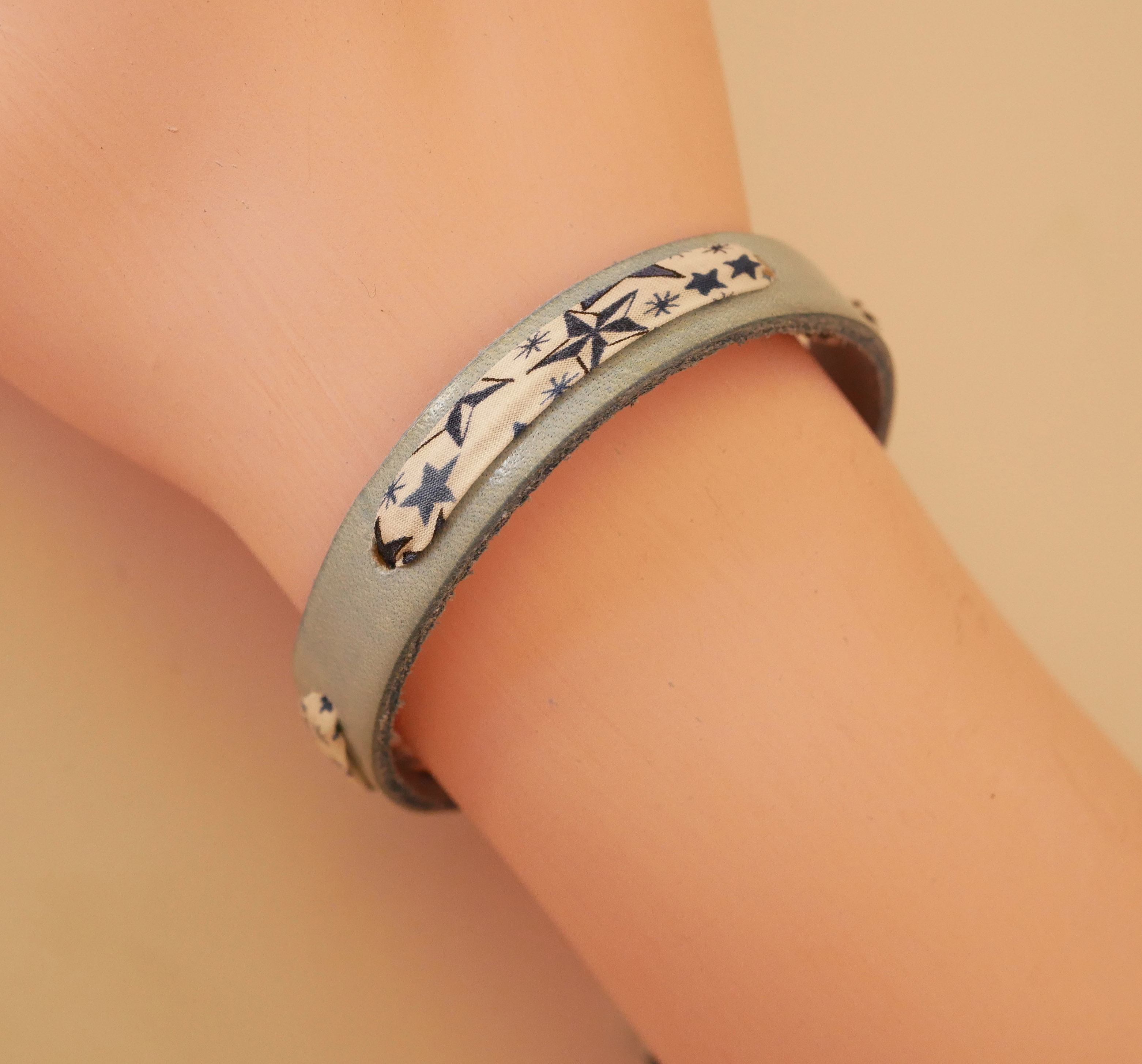 Pulseira Florâme com fita liberty e estrelas azuis em pele celeste