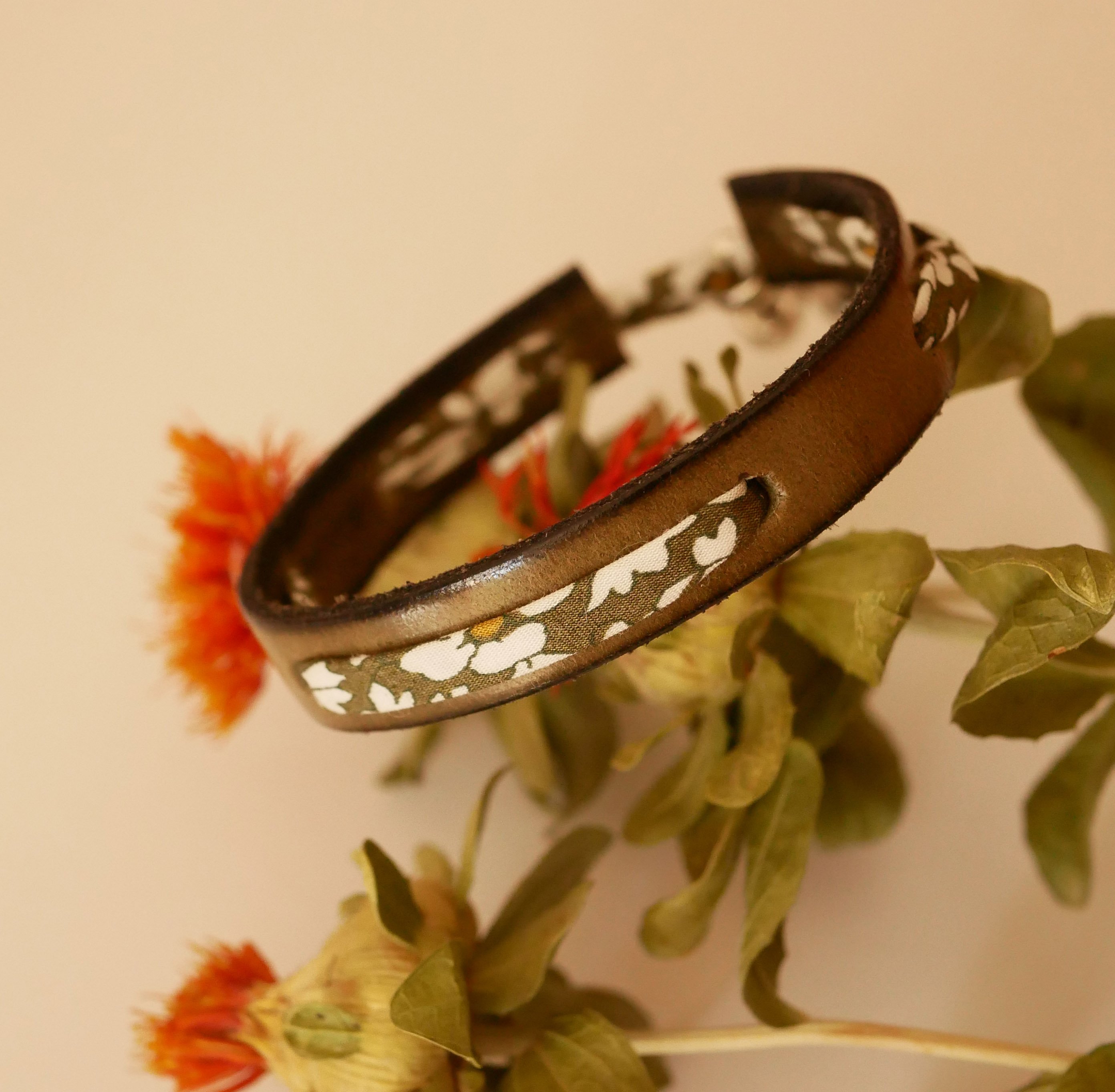 Pulseira Flor&acirc;me com fita verde liberty em pele verde lima