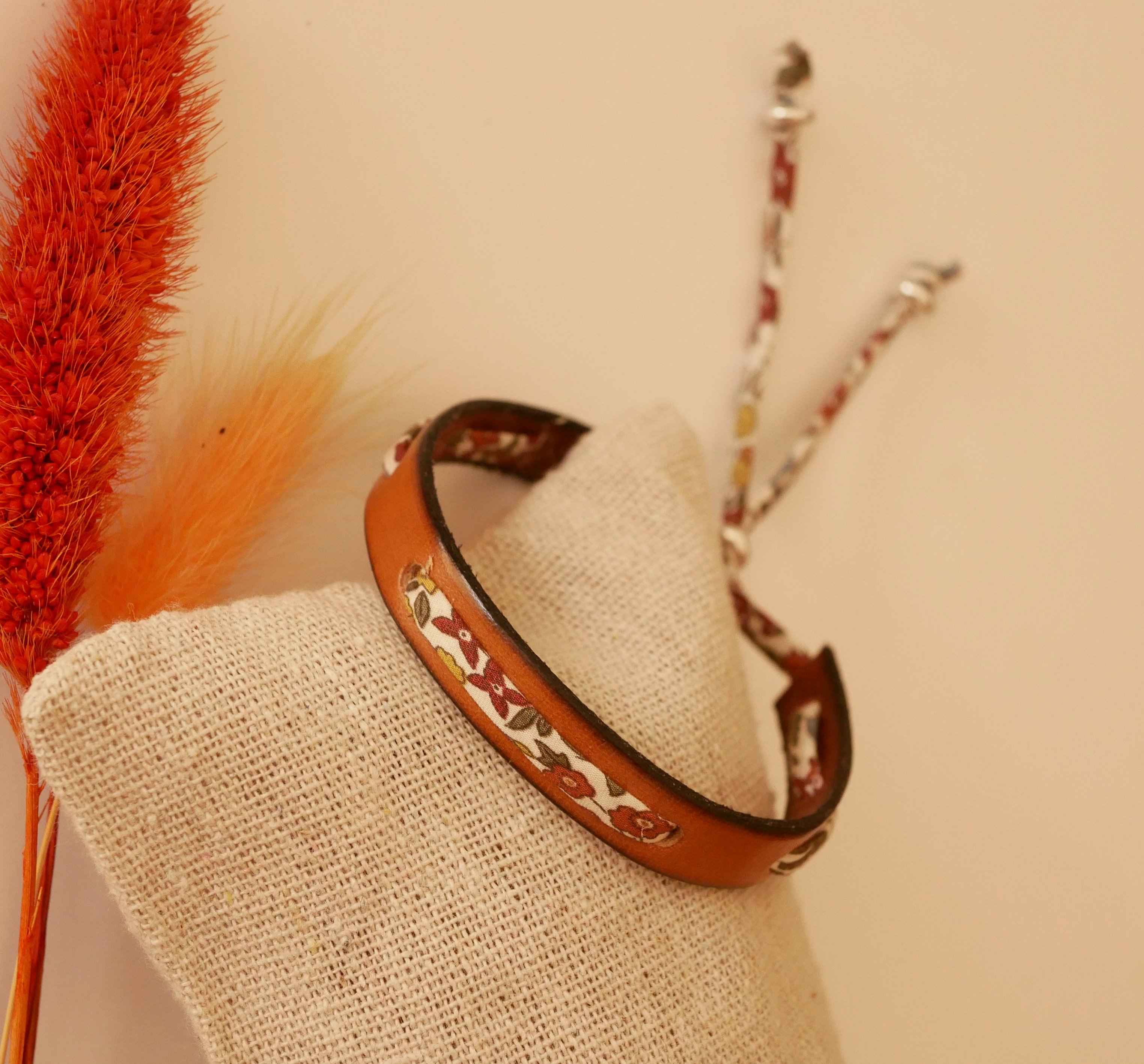 Pulseira Flor&acirc;me com fita liberty Ava outono em pele de camelo