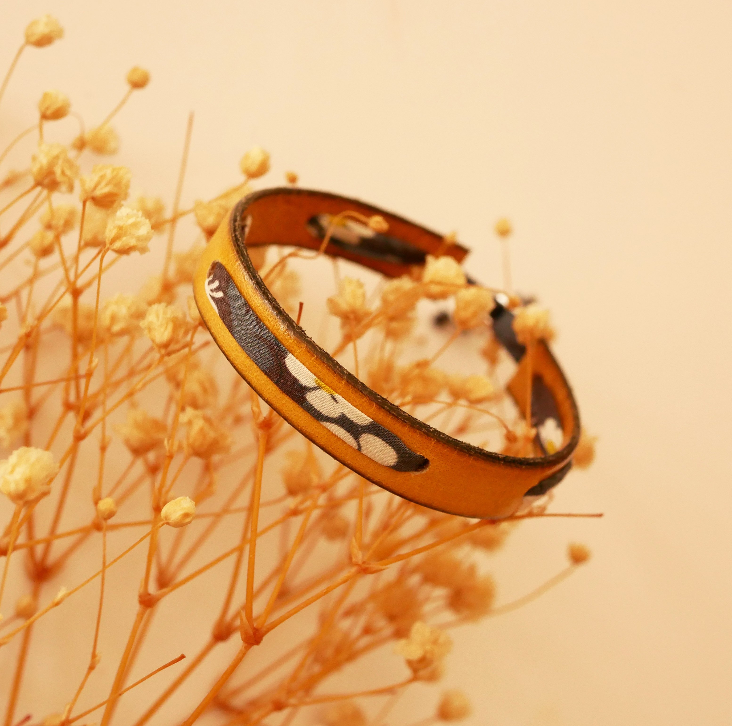Pulseira Florâme com fita Misti liberty cinzenta em pele mostarda