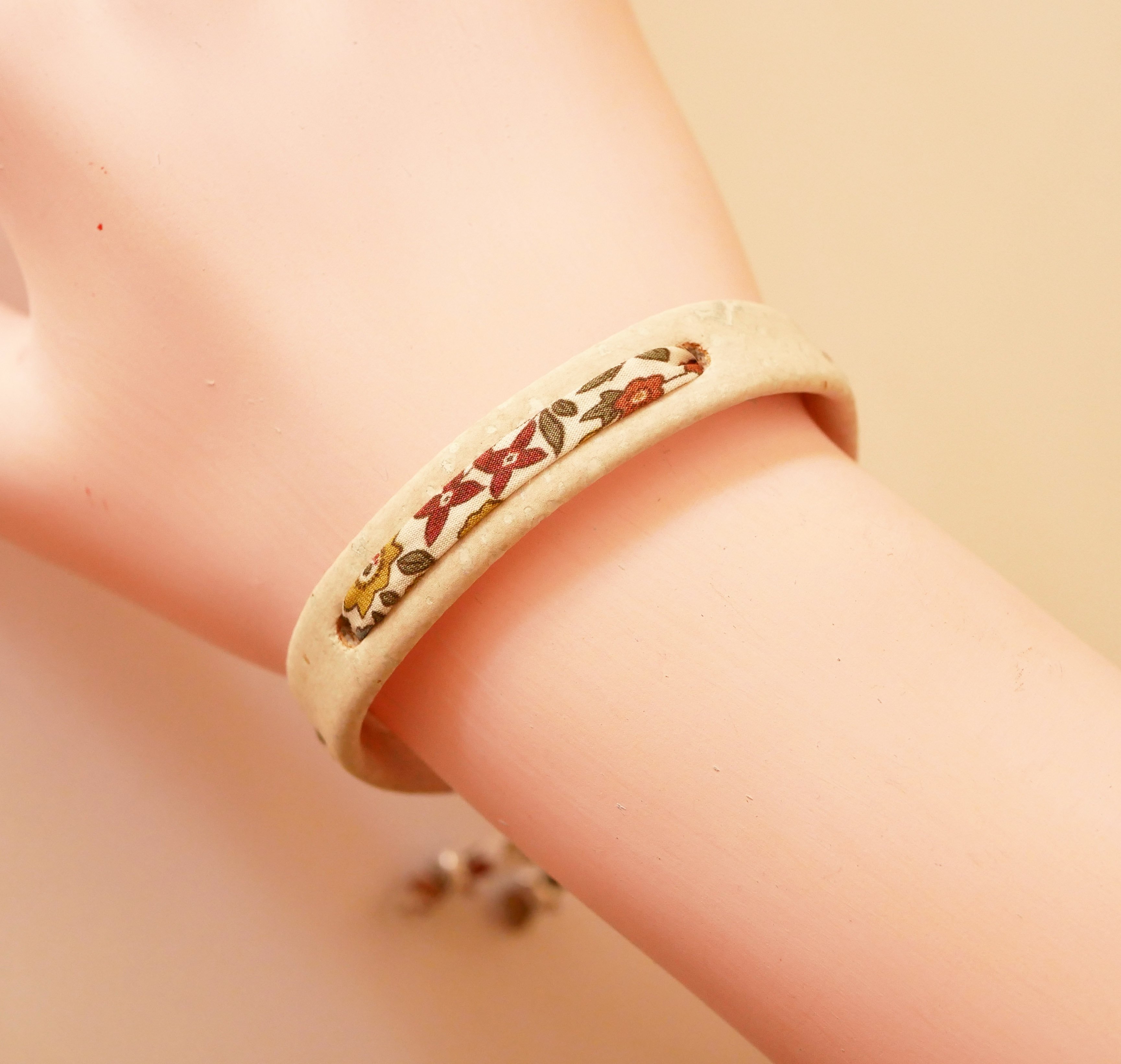 Pulseira de plantas Florâme com fita Ava liberty em cortiça branca