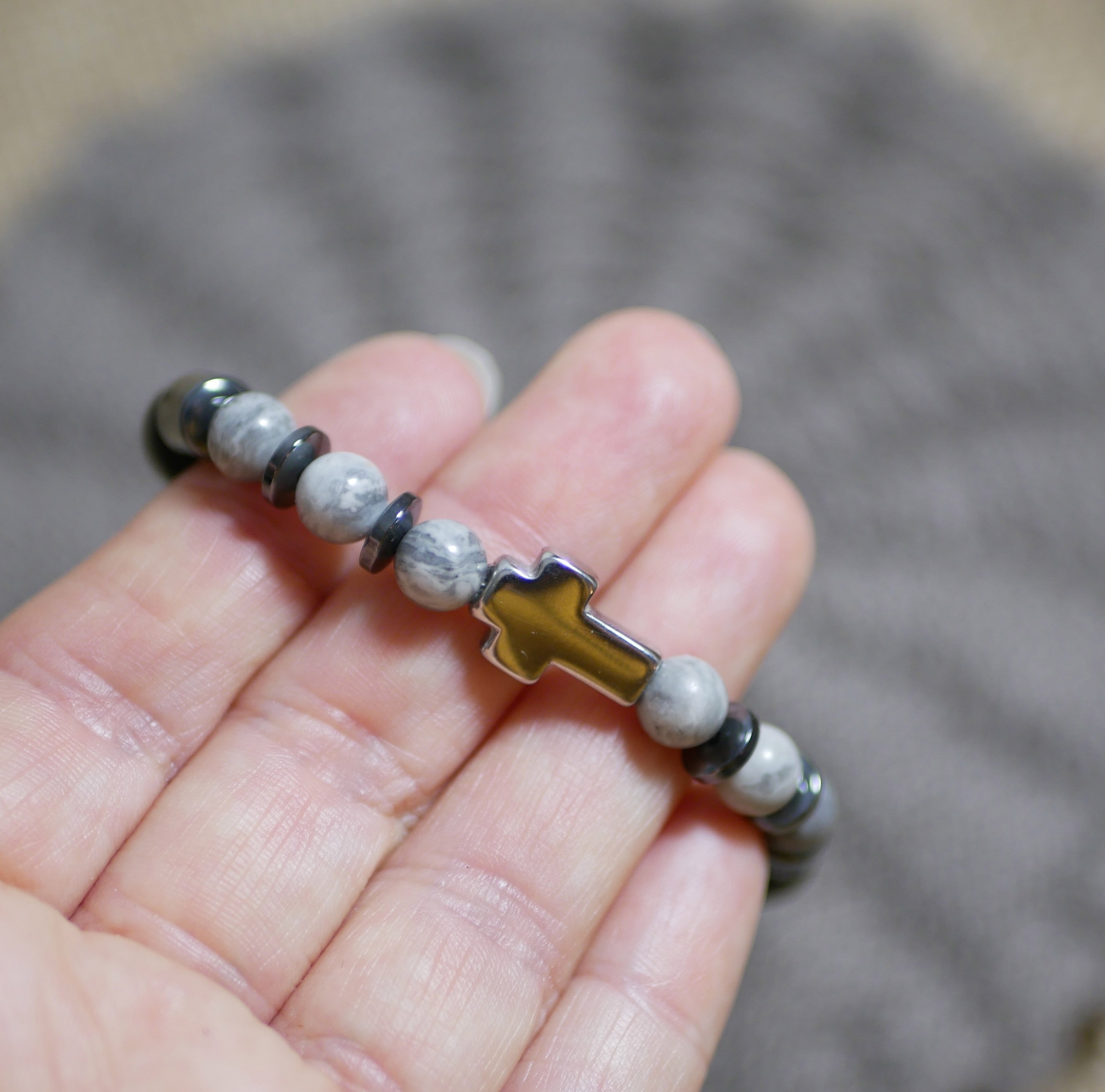 Pulseira masculina em cruz, hematite e pérolas cinzentas