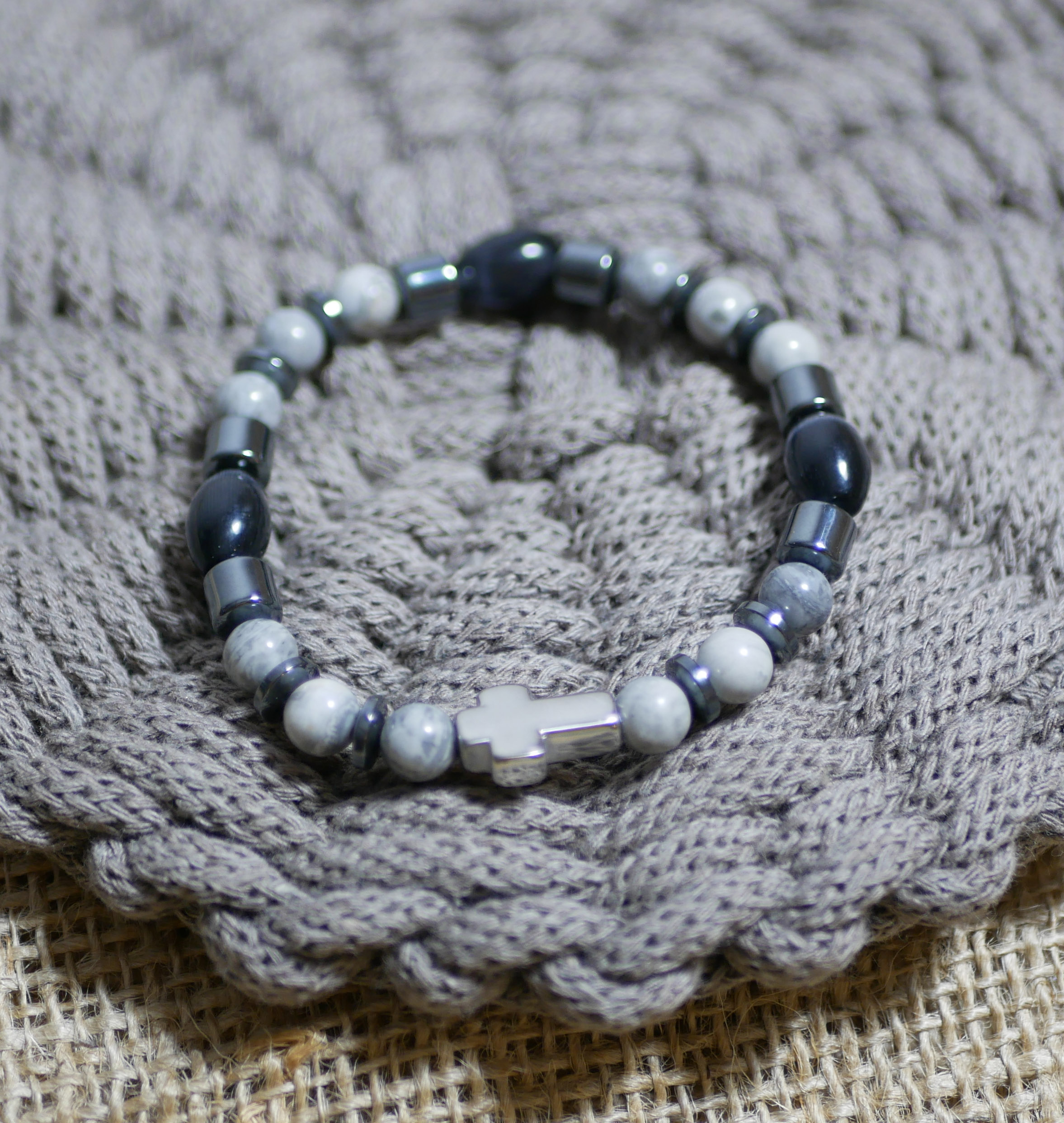 Pulseira masculina em cruz, hematite e pérolas cinzentas