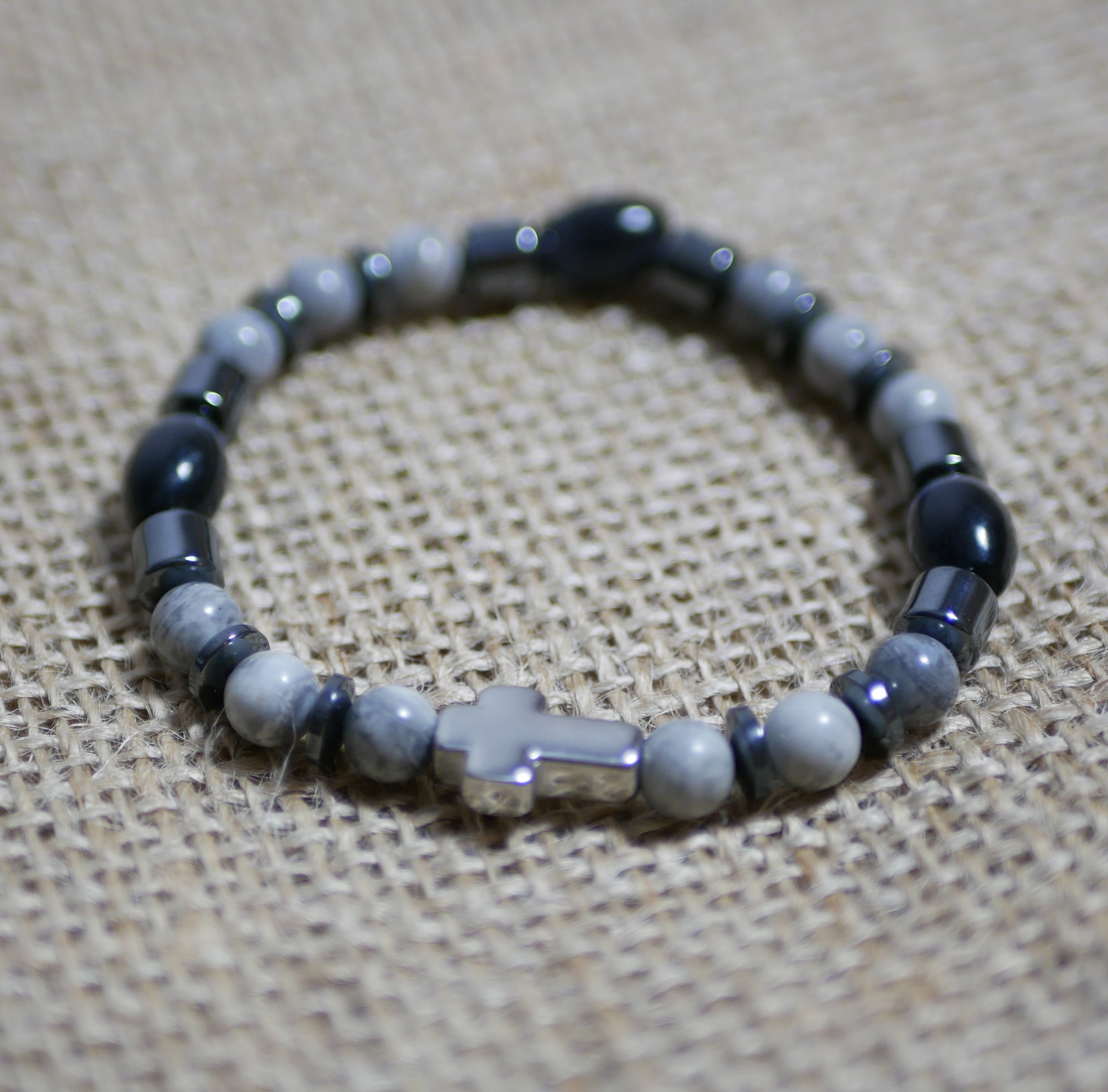 Pulseira masculina em cruz, hematite e p&eacute;rolas cinzentas