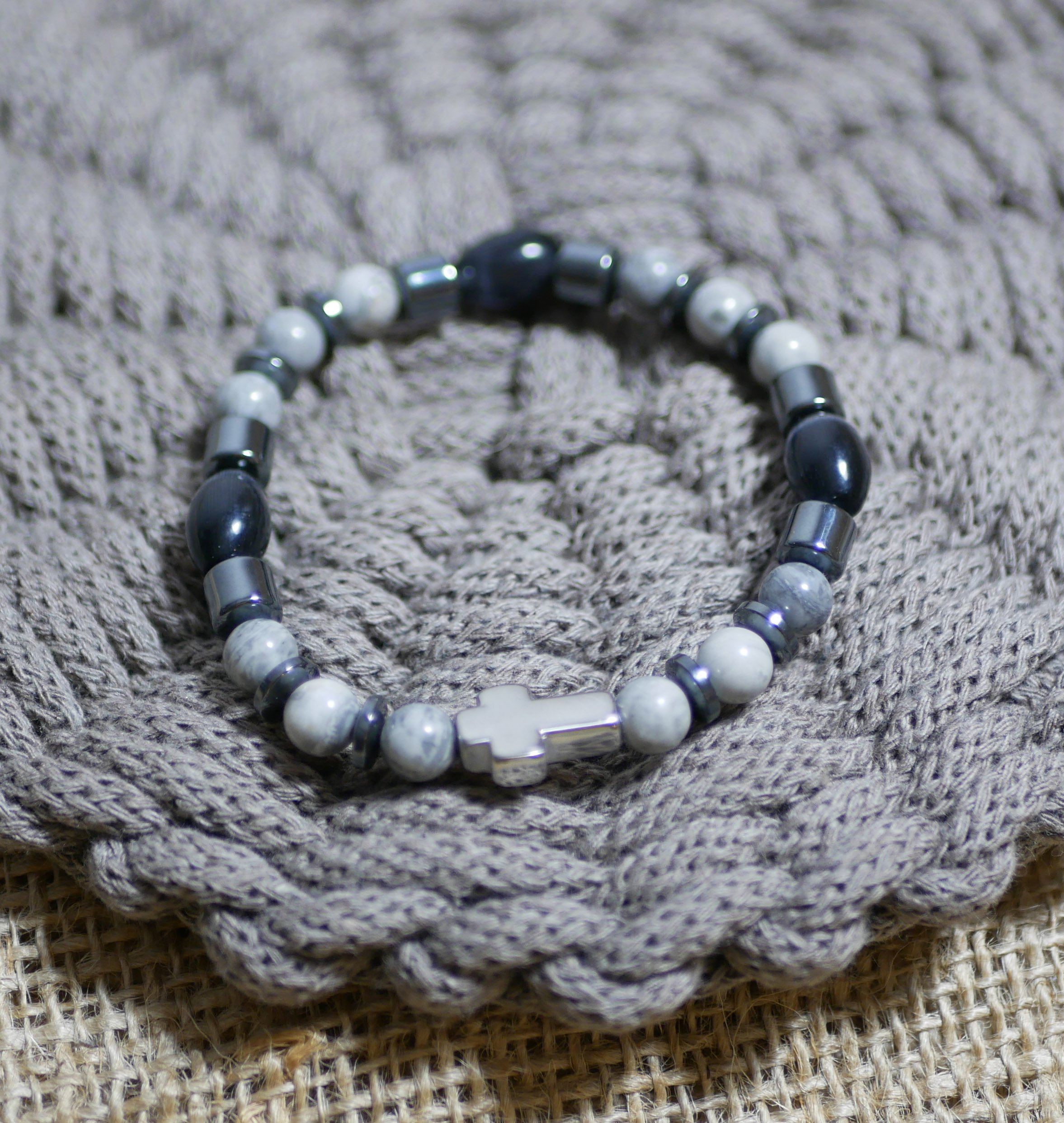 Pulseira masculina em cruz, hematite e pérolas cinzentas