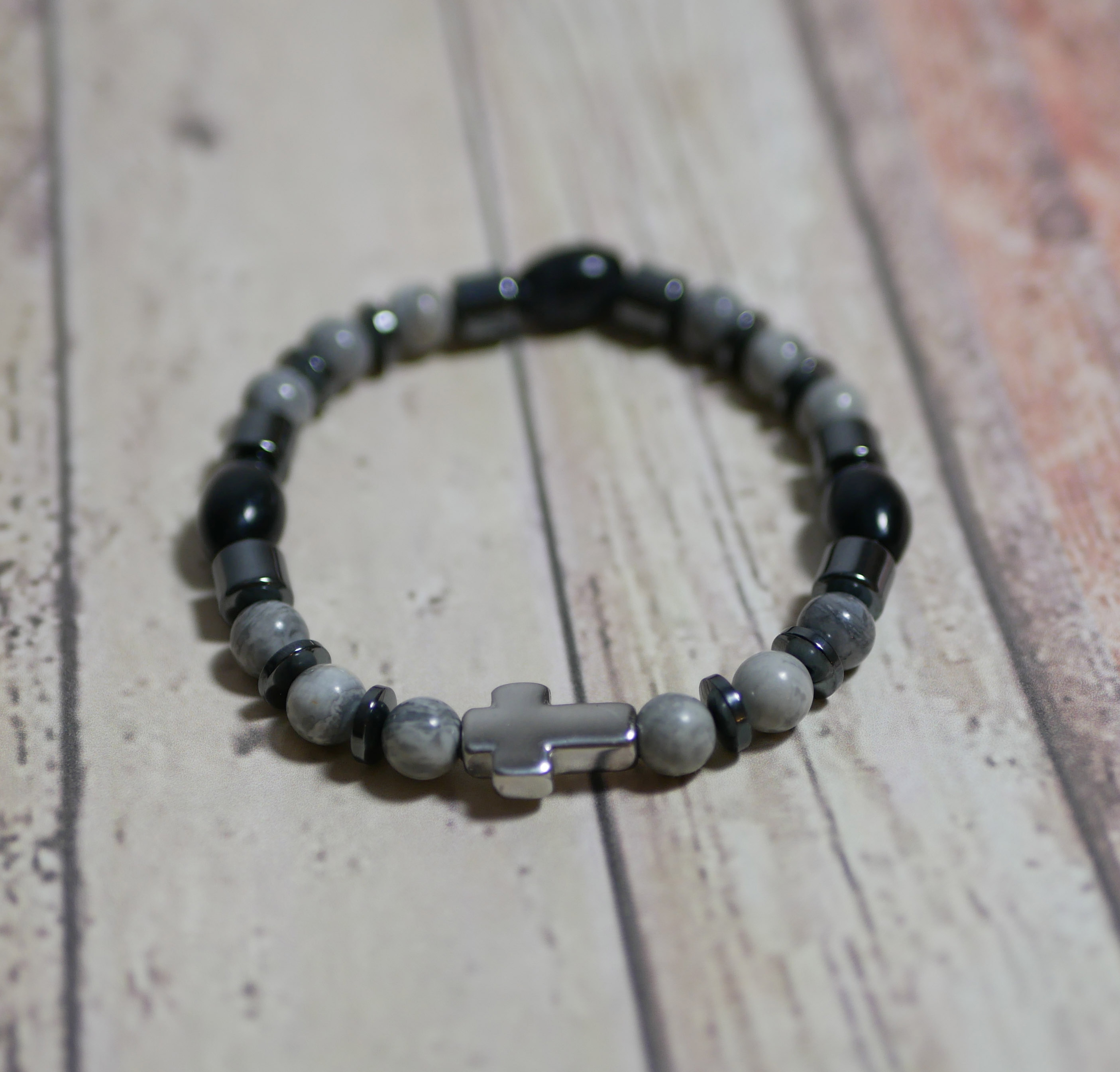 Pulseira masculina em cruz, hematite e pérolas cinzentas