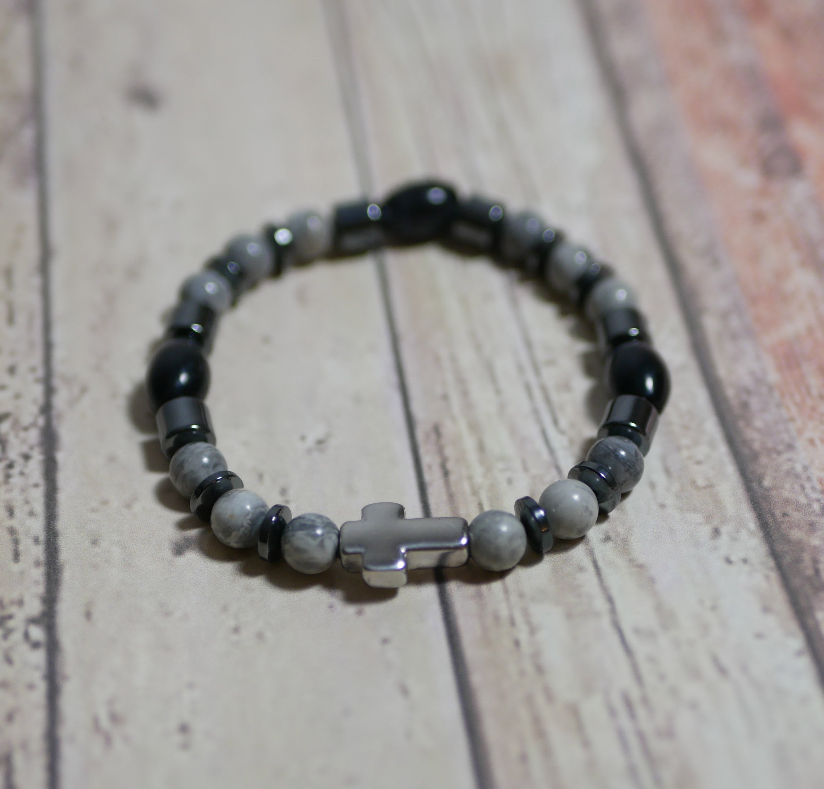 Pulseira masculina em cruz, hematite e p&eacute;rolas cinzentas