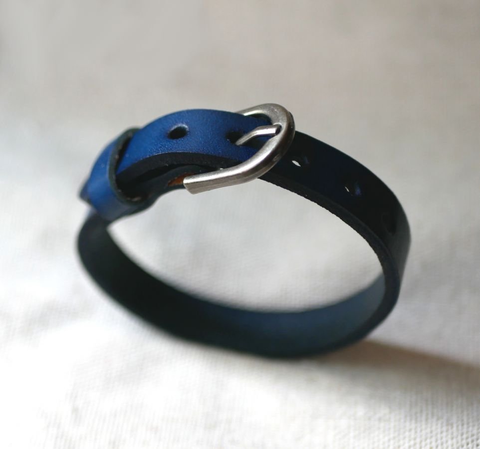 Pulseira de couro masculina gravada a azul para personalizar 