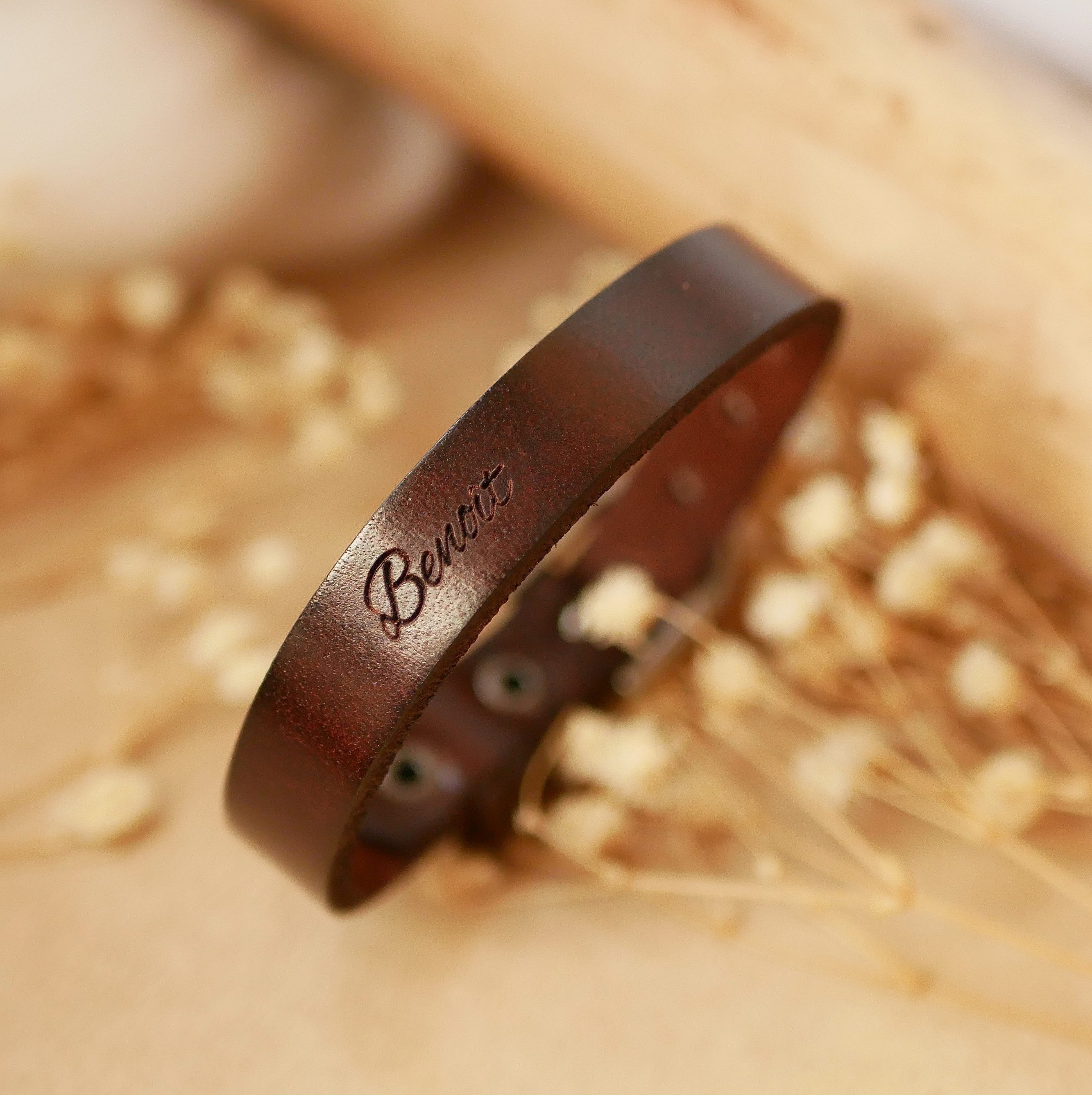 Bracelet en cuir marron personnalisé avec un prénom gravé.