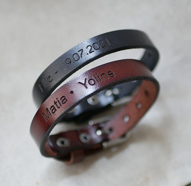 Bracelets en cuir personnalisés avec prénoms et date gravés.
