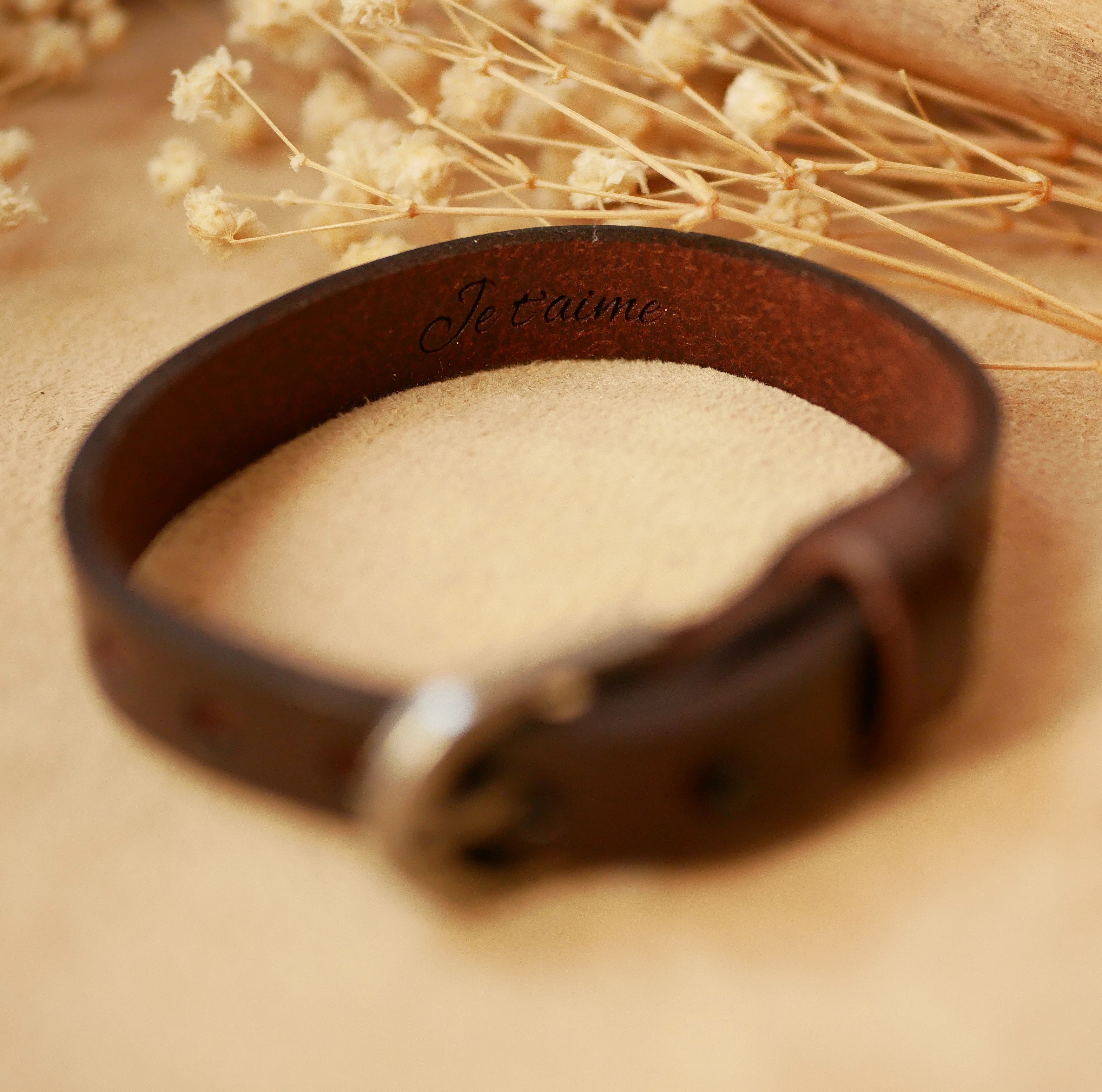 Bracelet en cuir marron personnalisable avec gravure intérieure.