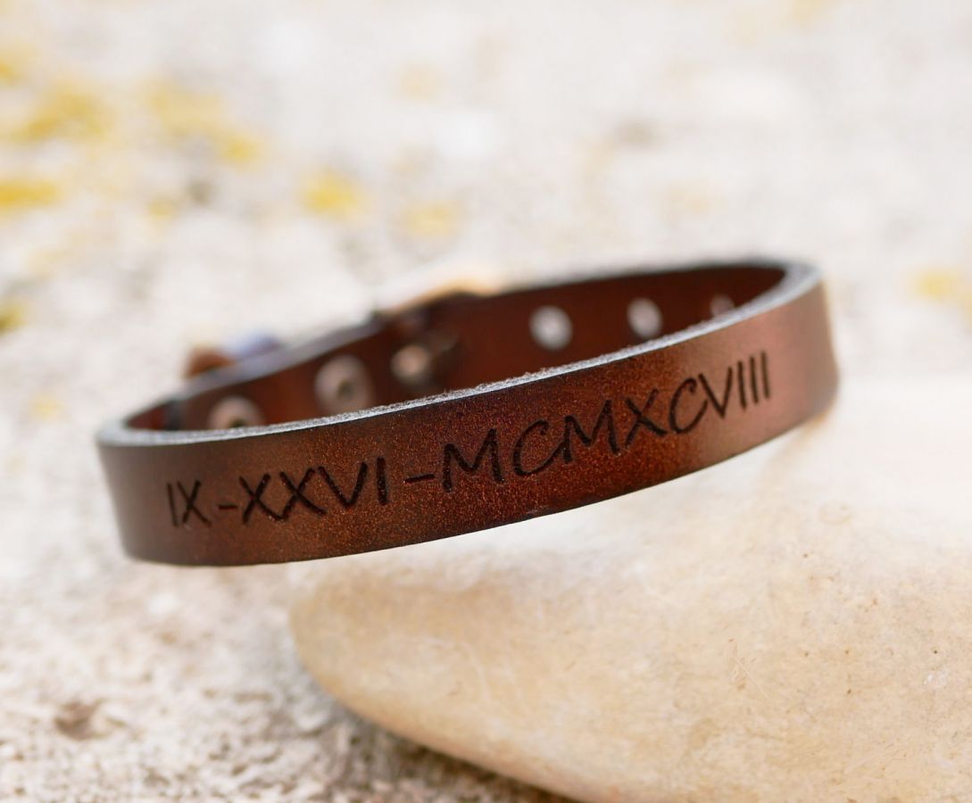 Pulseira de couro gravada com fivela de prata para ser personalizada através de gravação