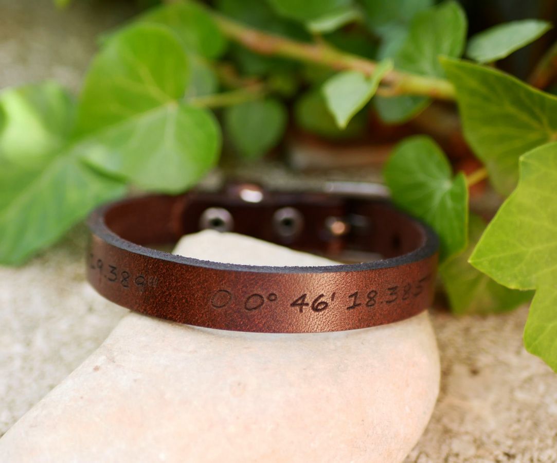 Pulseira em pele masculina gravada castanha escura com fivela prateada para ser personalizada