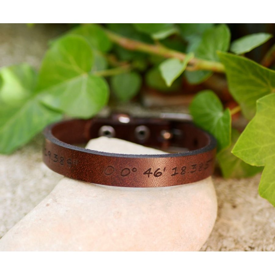 Pulseira em pele masculina gravada castanha escura com fivela prateada para ser personalizada