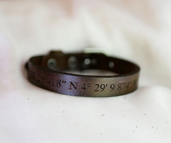 Bracelet en cuir personnalisable avec coordonnées géographiques gravées.